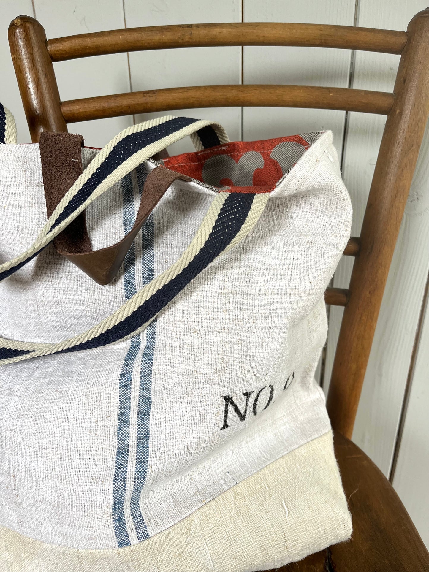 Blau gestreift: Große Tasche aus altem Leinensack