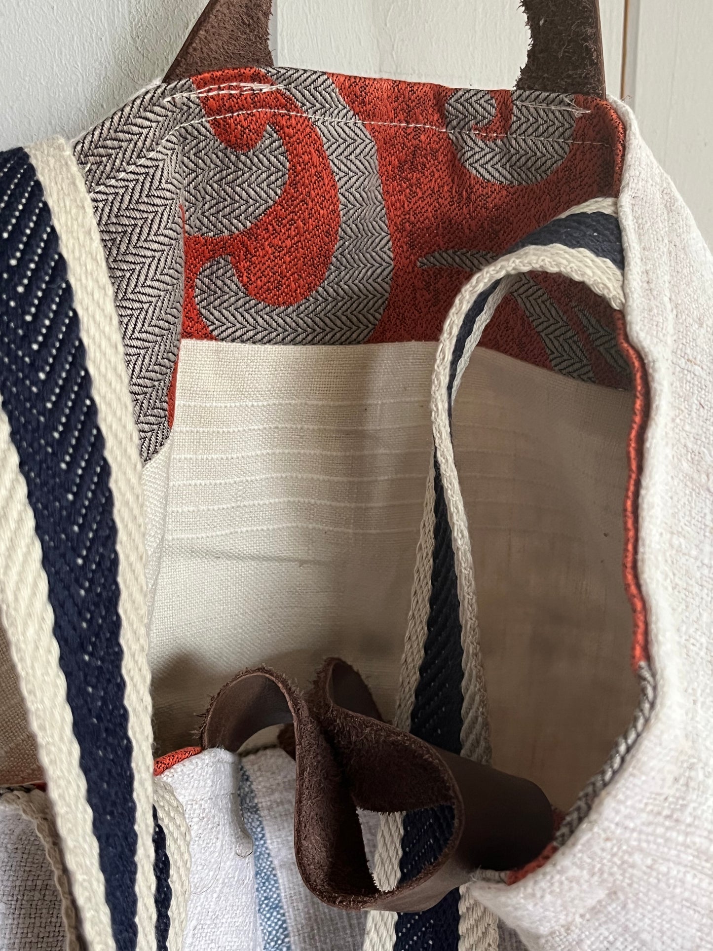 Blau gestreift: Große Tasche aus altem Leinensack