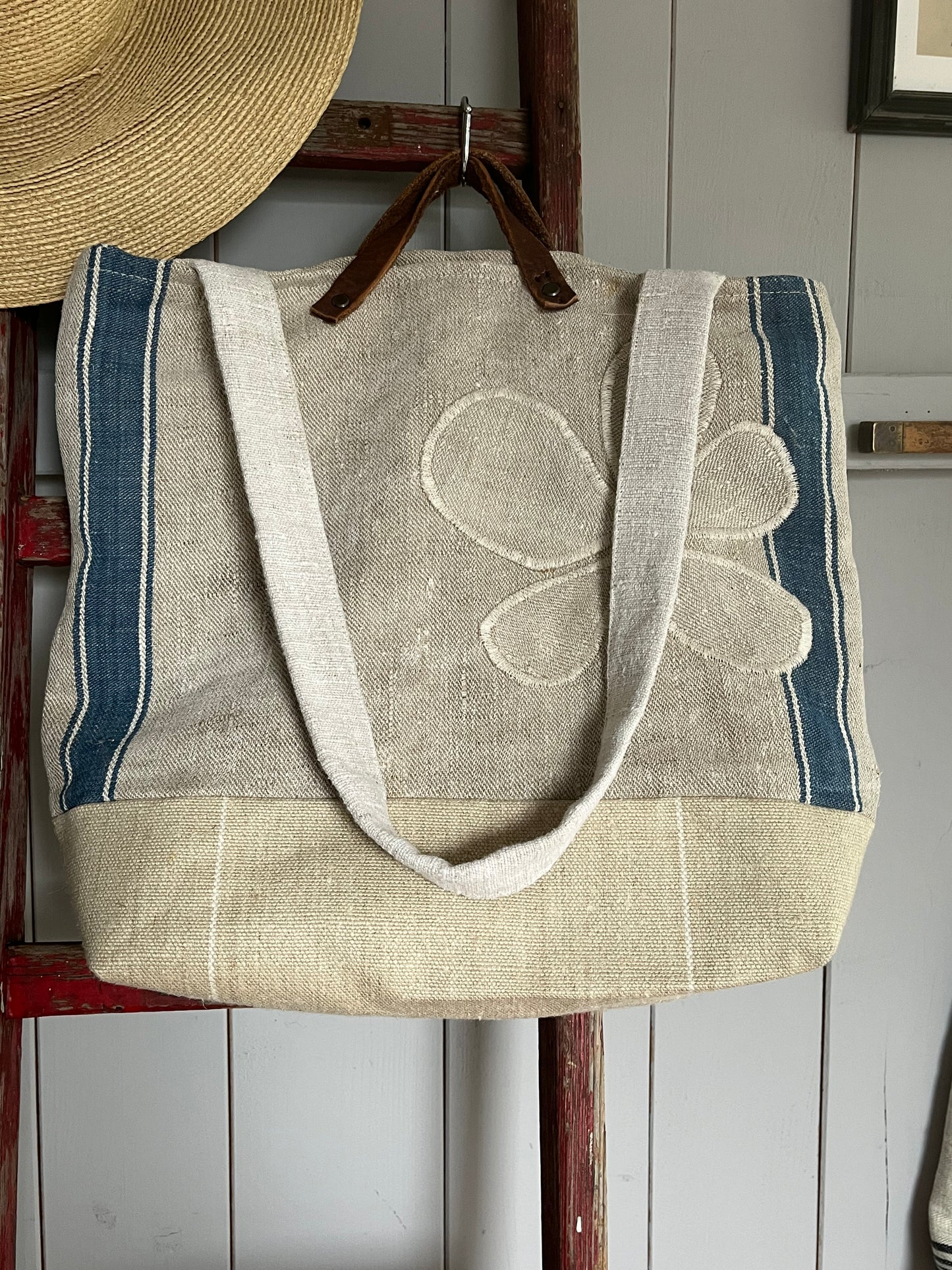Very Vintage: Große Tasche aus altem Leinensack mit Streifen und Blüten