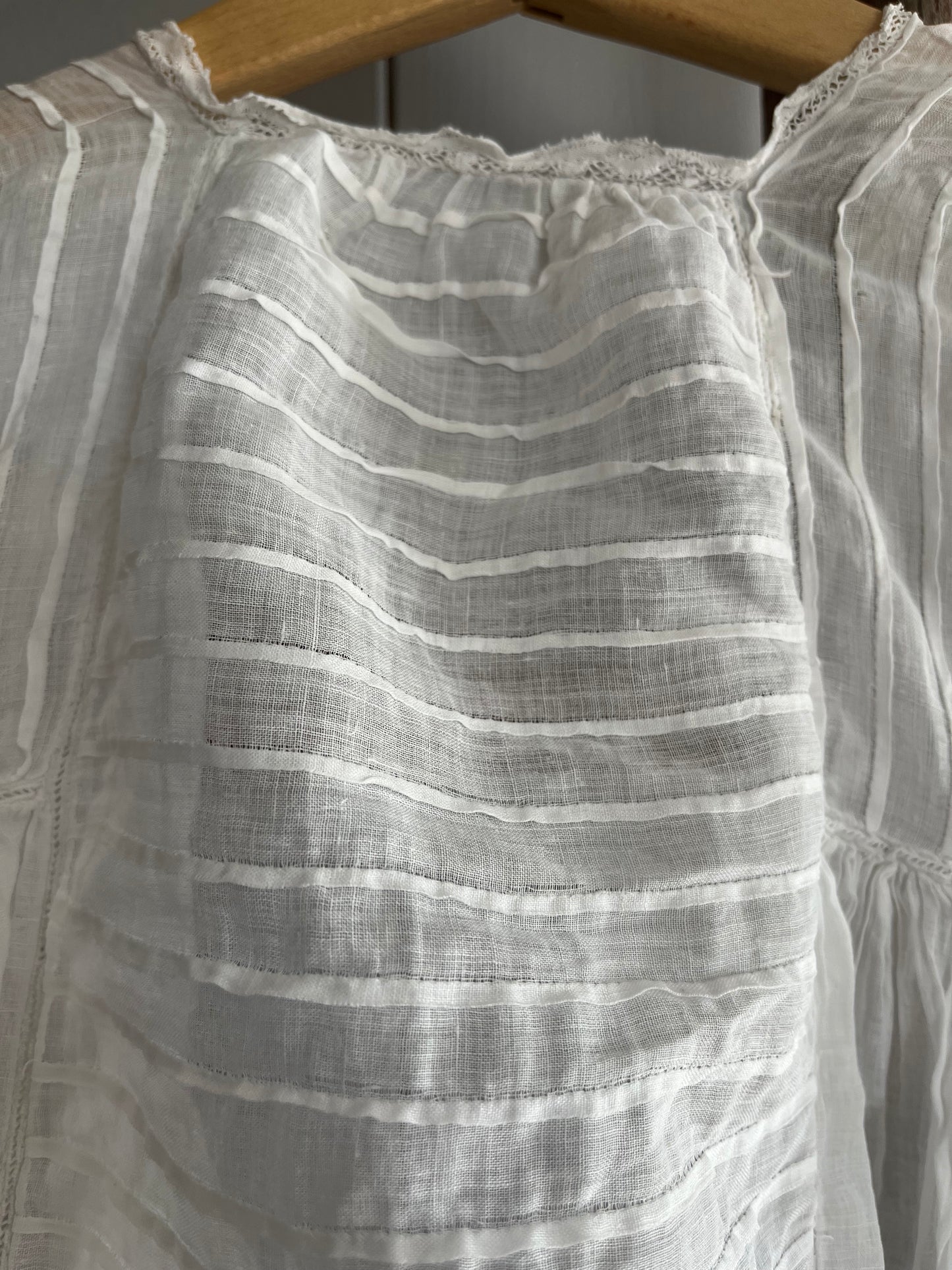 Absolute Rarität: Mademoiselles delikates Kleid mit Blüten und Spitze