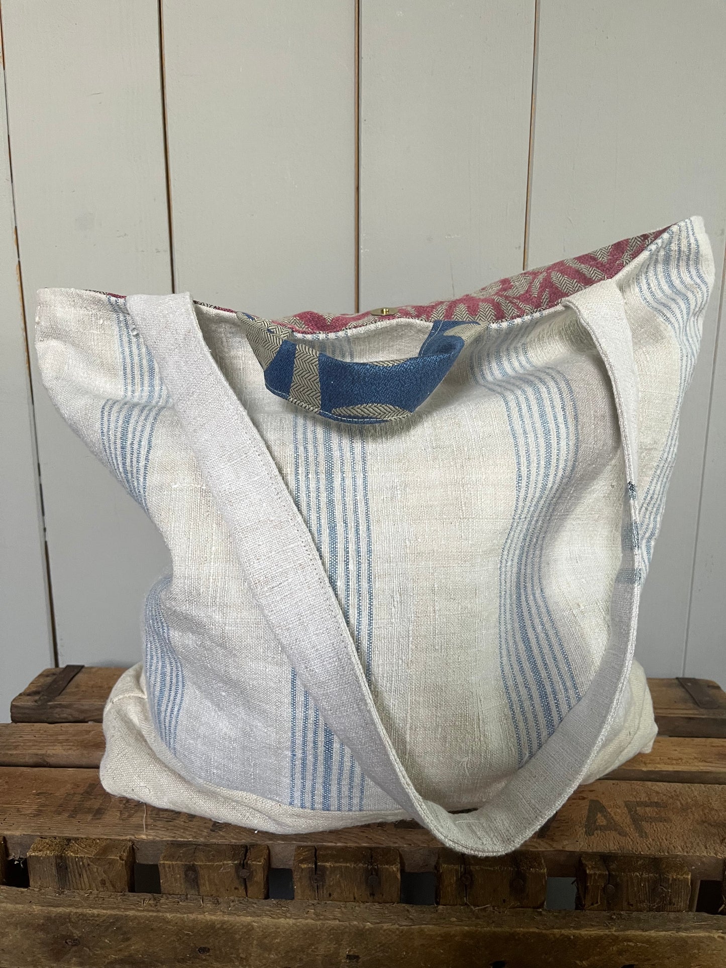 Big: große Tasche aus altem Leinensack mit Streifen und Blüten