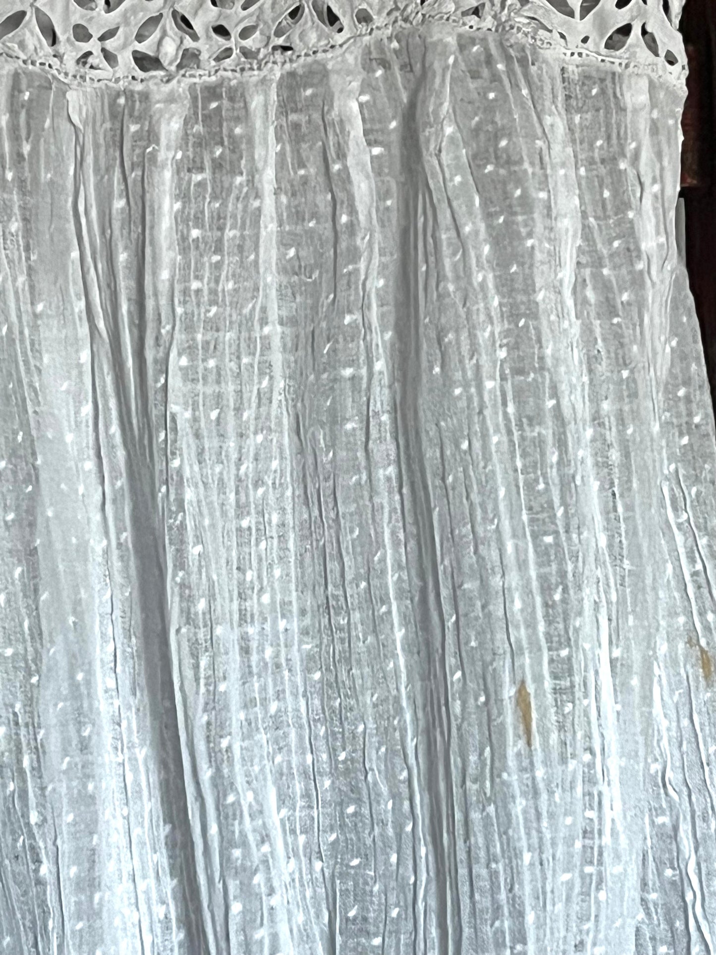 Für Mademoiselle: feines Kleid mit viel Spitze und Spitze