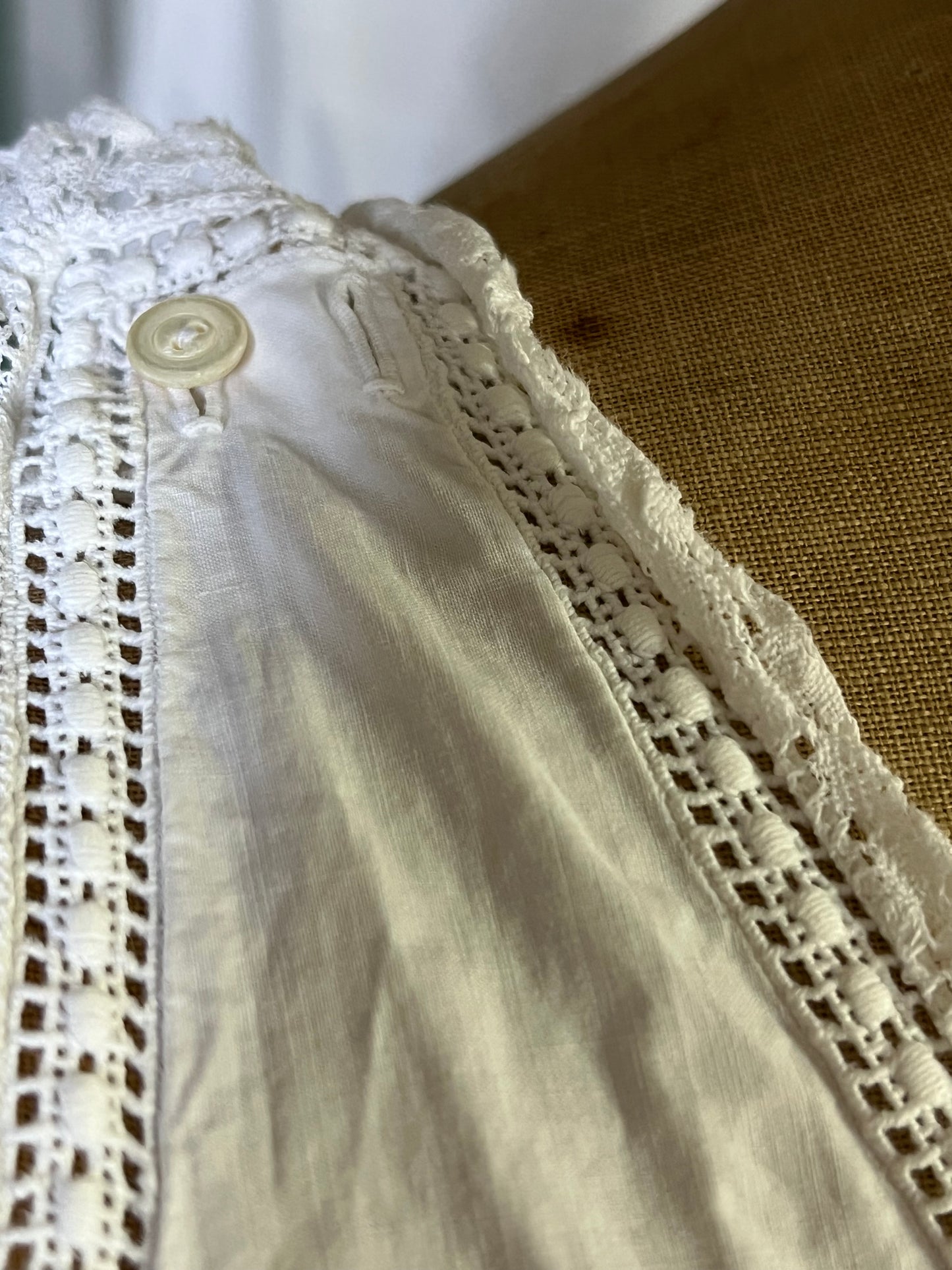 Feines Kleid aus Frankreich mit Monogramm, Spitze und Mängeln