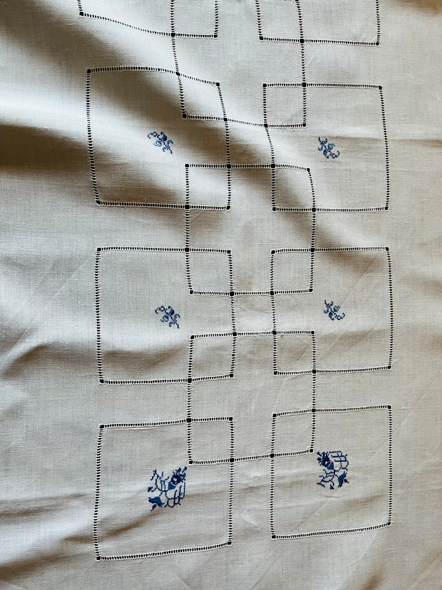 Feine große Tischdecke Leinen mit viel Hohlsaum und blauen gestickten Blüten