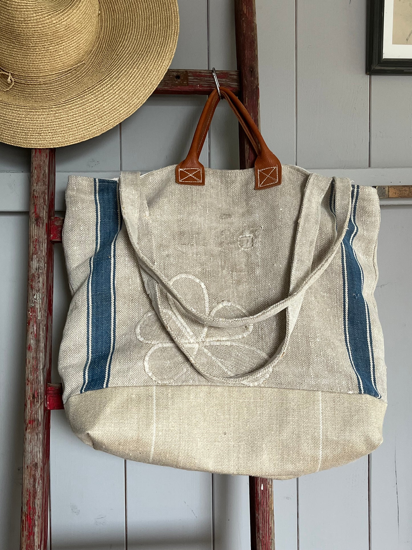 Very Vintage: Große Tasche aus altem Leinensack mit Streifen und Blüten