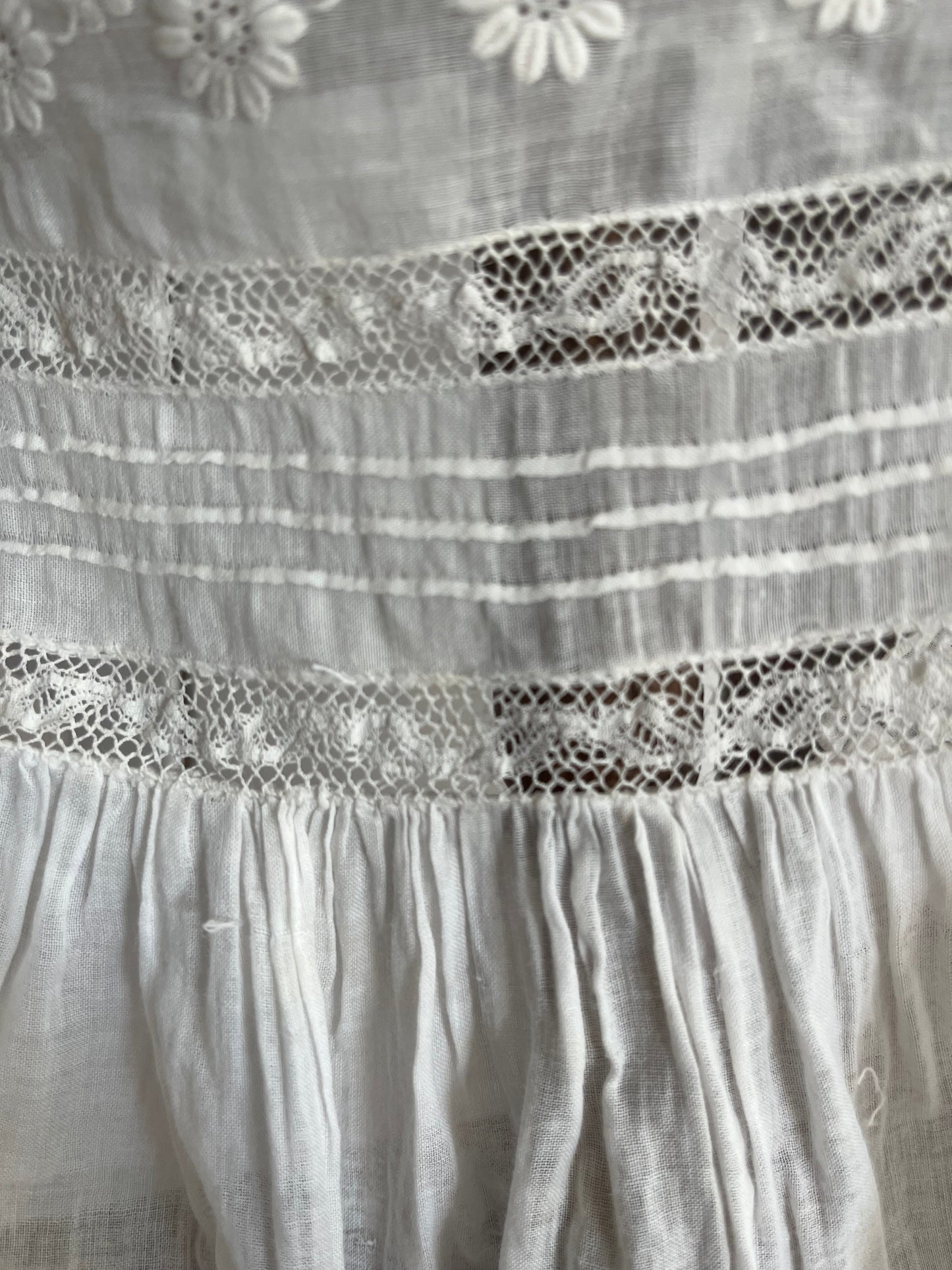 Für Mademoiselle: feines Kleid mit Blüten und Spitze