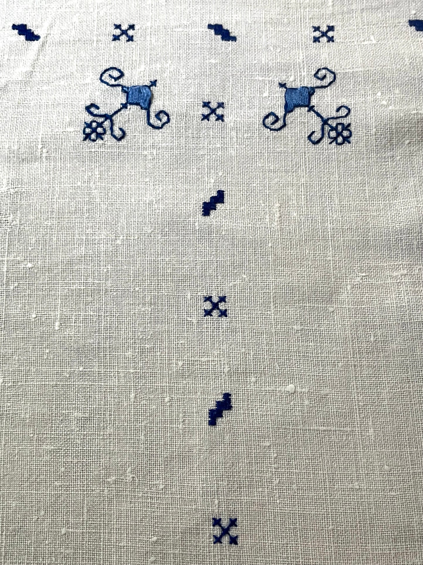Handarbeit in Blau/Weiß: Leinendecke in bestem Zustand 135 x 130
