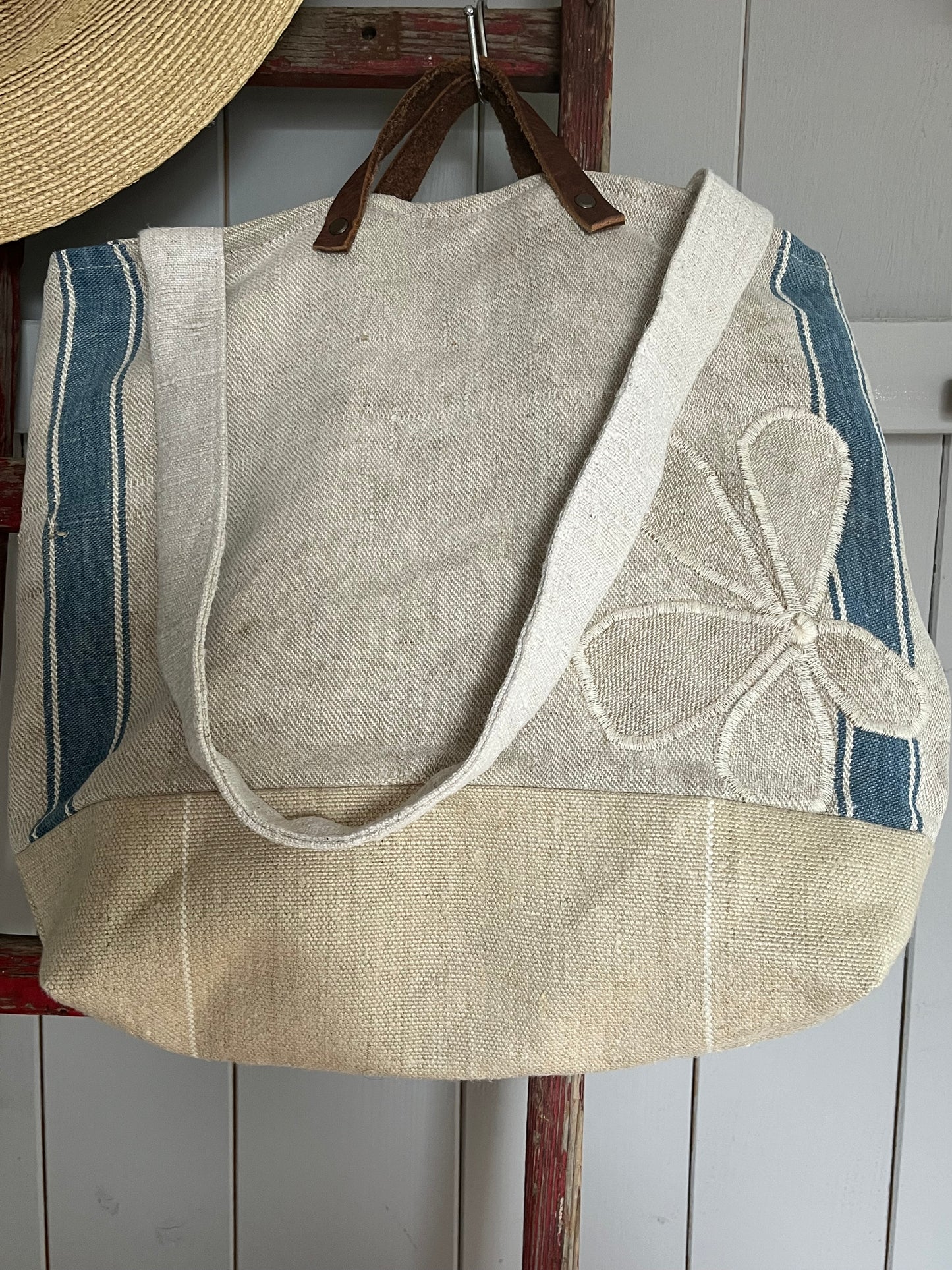 Very Vintage: Große Tasche aus altem Leinensack mit Streifen und Blüten