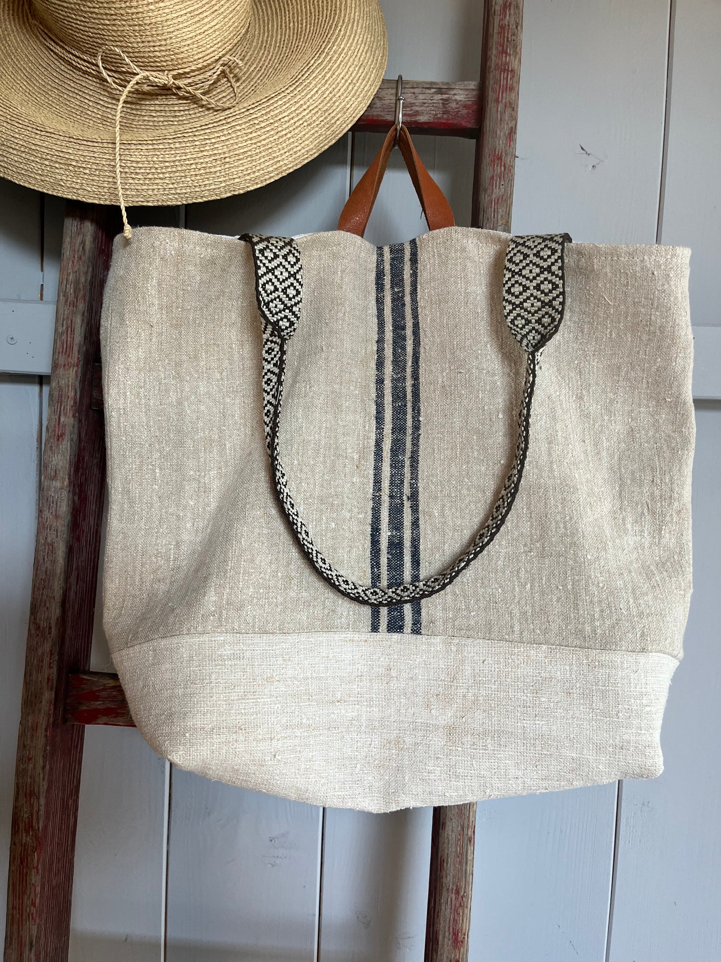 Gestreift: Große Tasche aus altem Leinensack mit Streifen