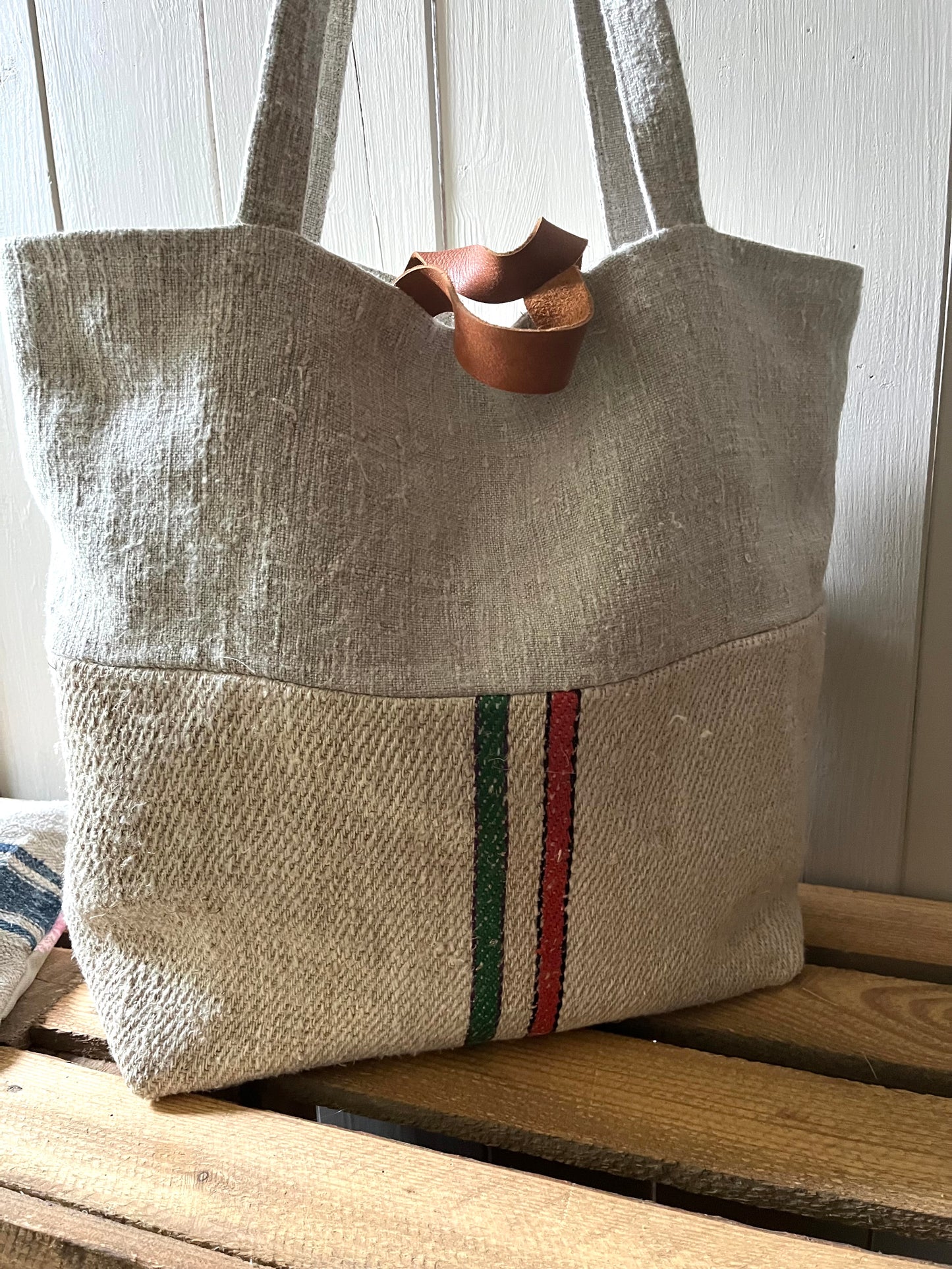 Gestreift: Große Tasche aus altem Leinensack mit Streifen
