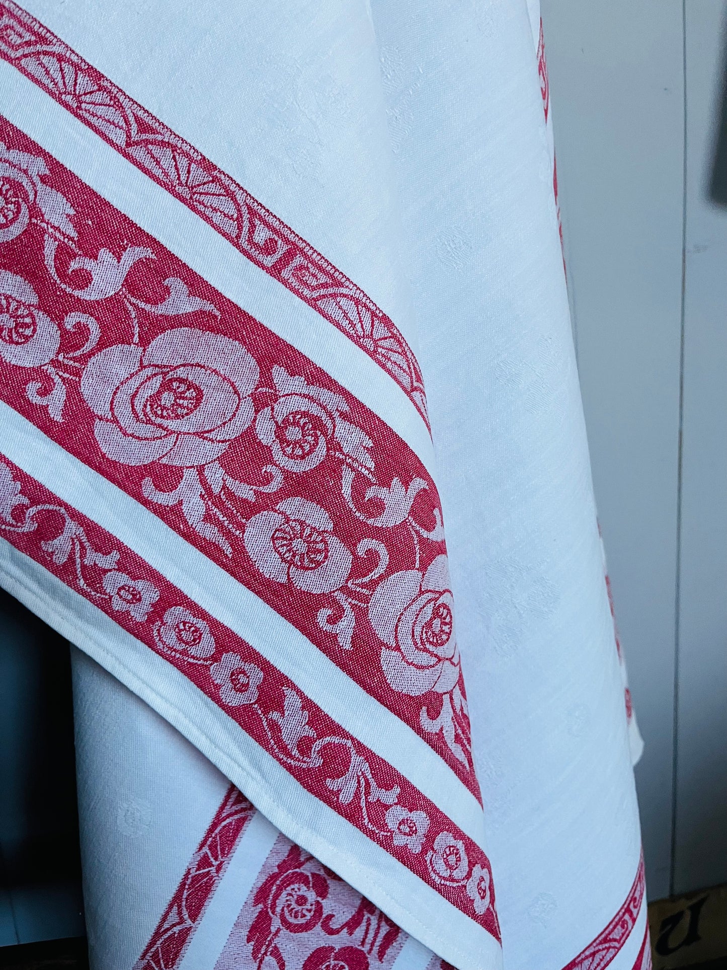 Französische Damastdecke Rot/Weiß 155 x 130
