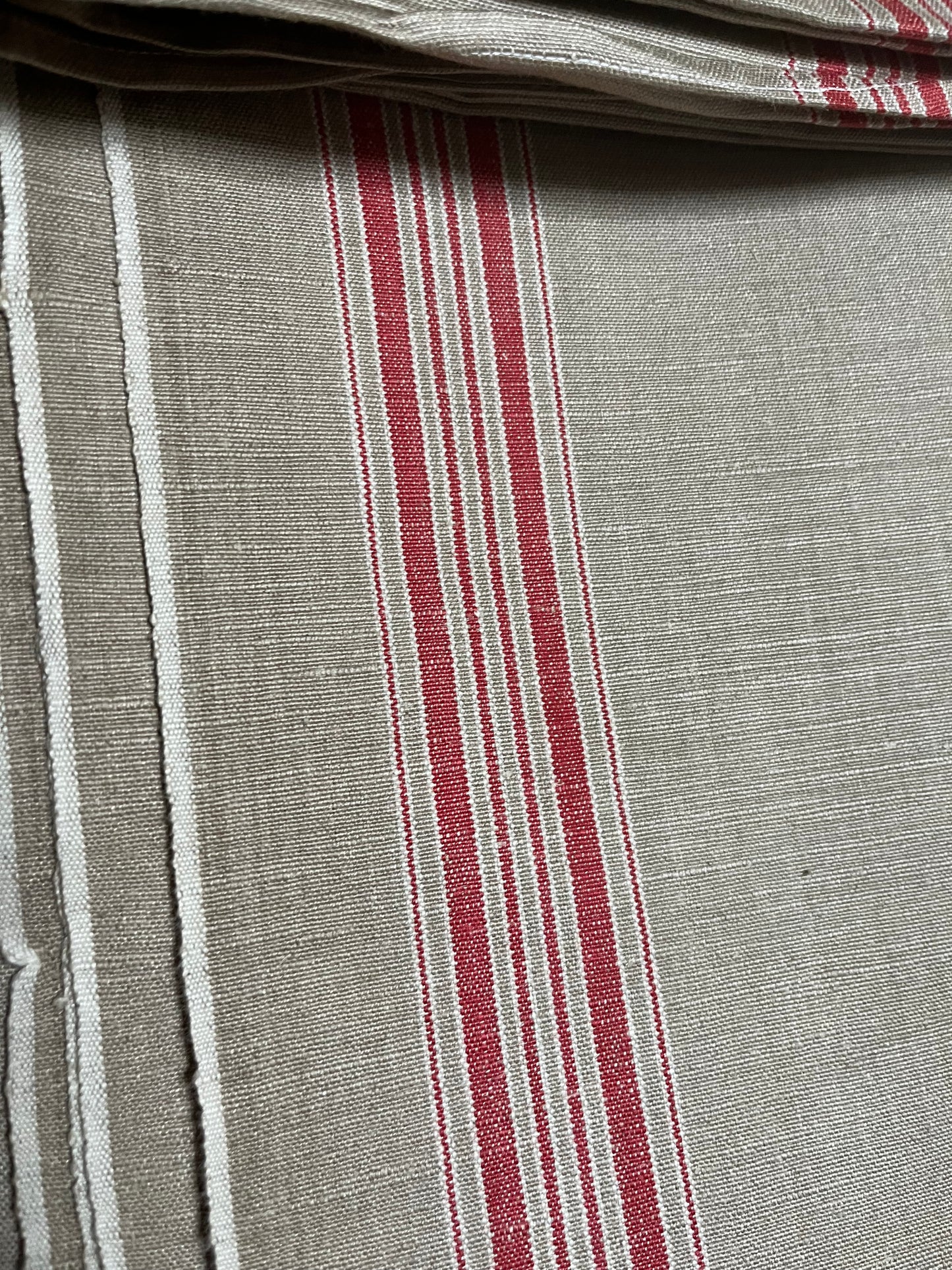 Großes Mangeltuch aus altem Leinen mit roten Streifen 2,9 x 0,91