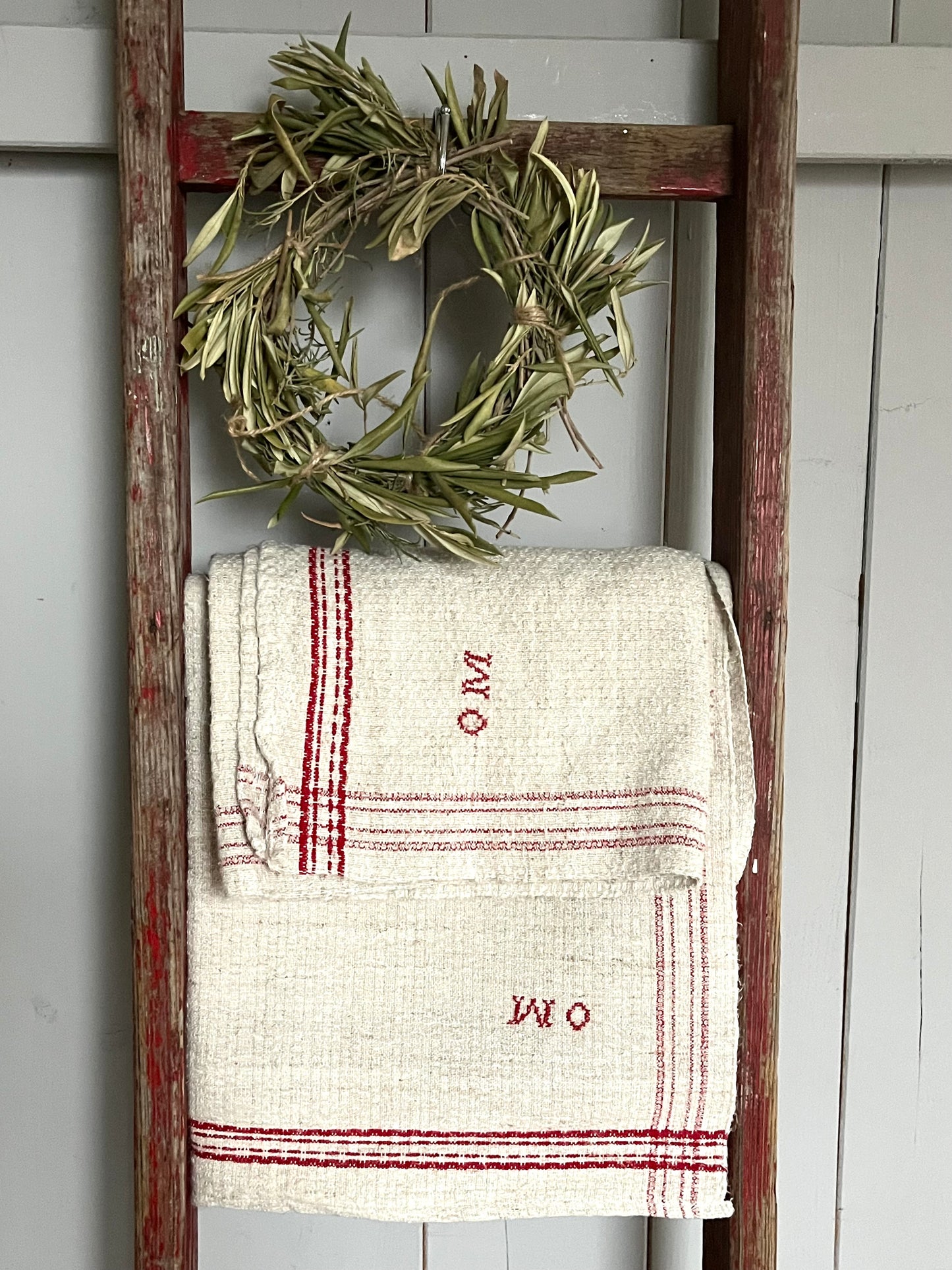 2 Riesen im Set: Große Tücher aus Bauernleinen mit Struktur, Monogramm und roten Streifen sehr alt