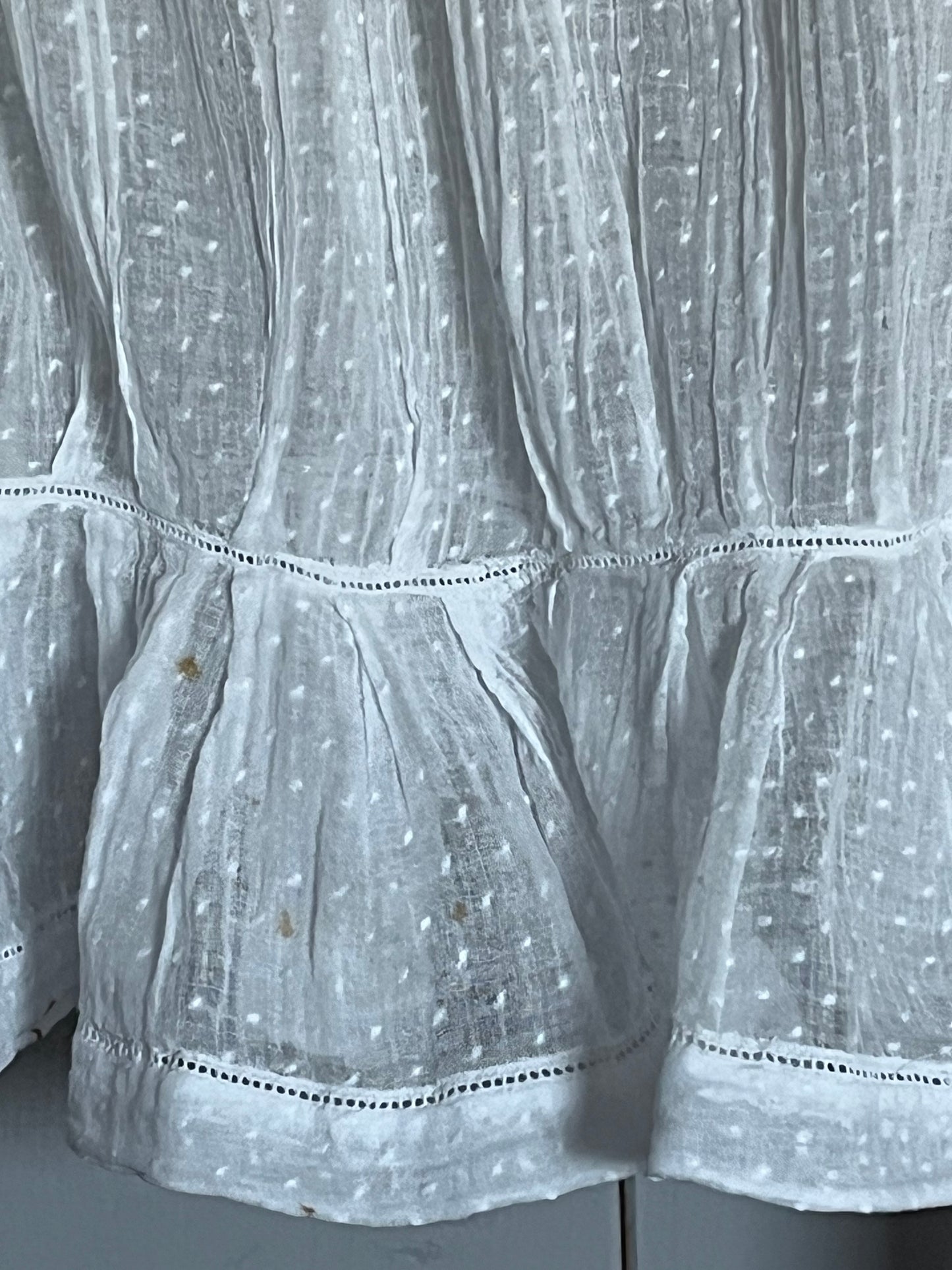 Für Mademoiselle: feines Kleid mit viel Spitze und Spitze