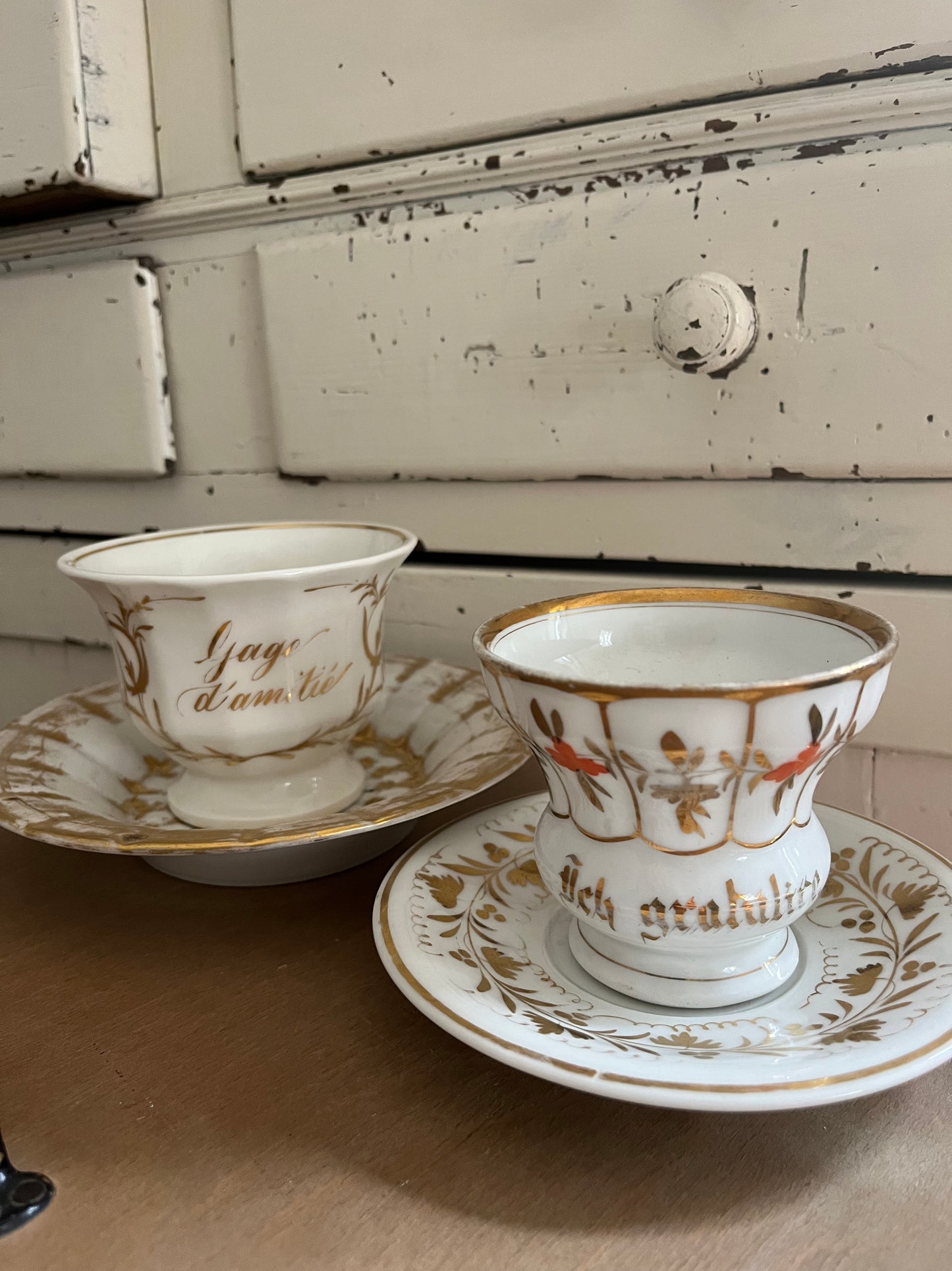 Antike Biedermeier Tasse Weiß/Gold/Rot - „Ich gratuliere“