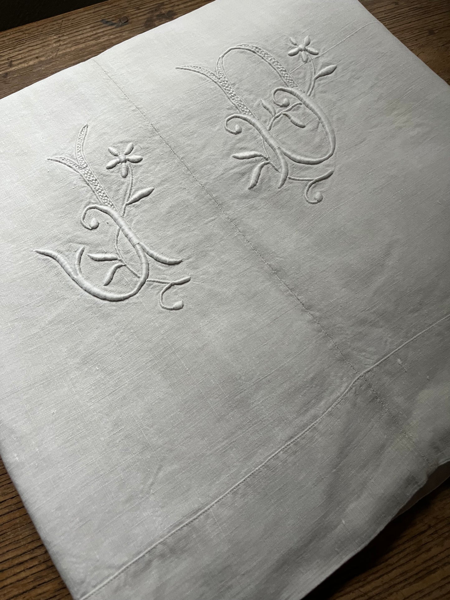 Fantastisches Leinenlaken aus Frankreich mit bildschönem Monogramm