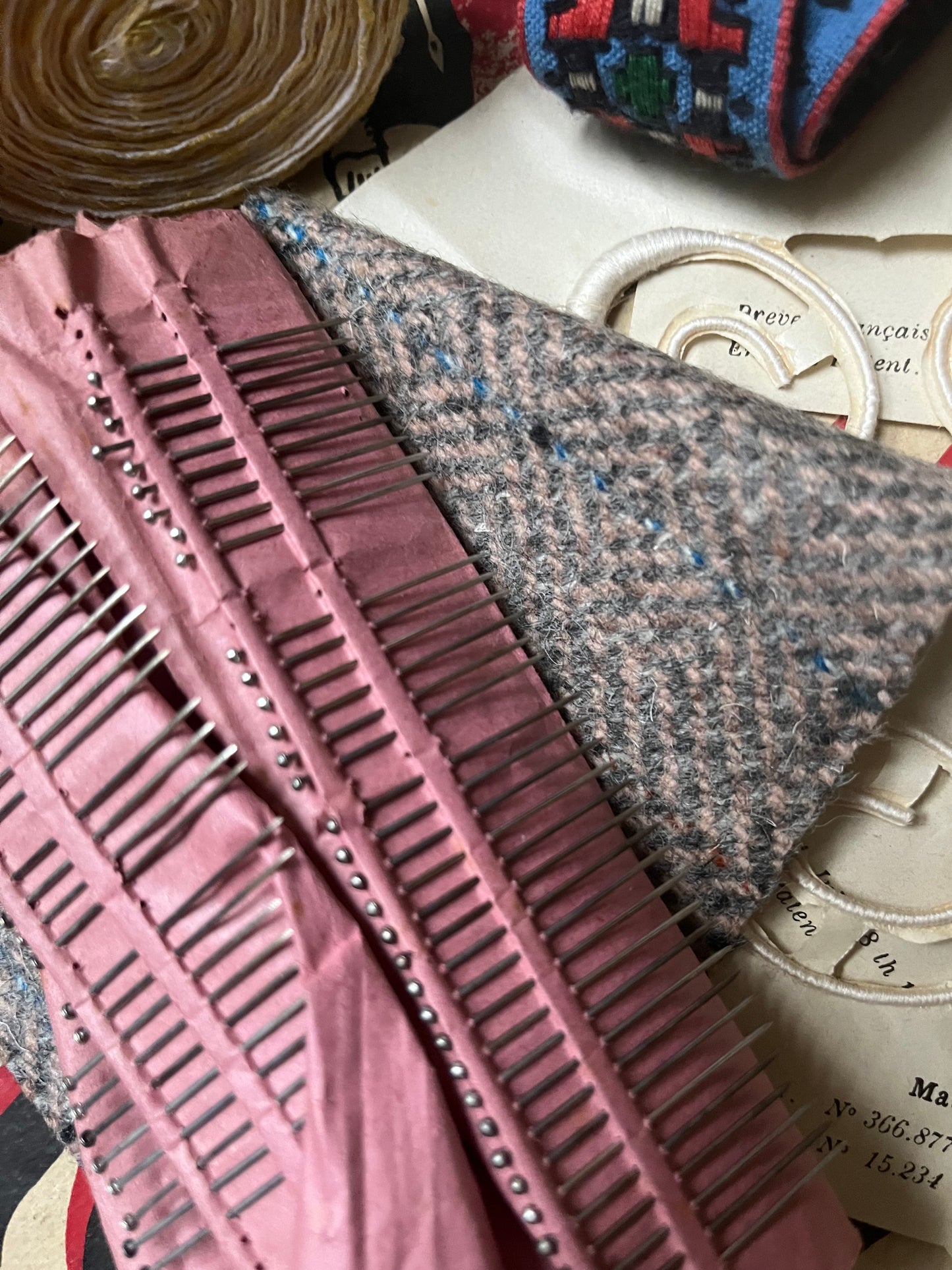 Sammlung Bänder, Stickhefte von 1923, Nadeln und Plumetis Monogrammei
