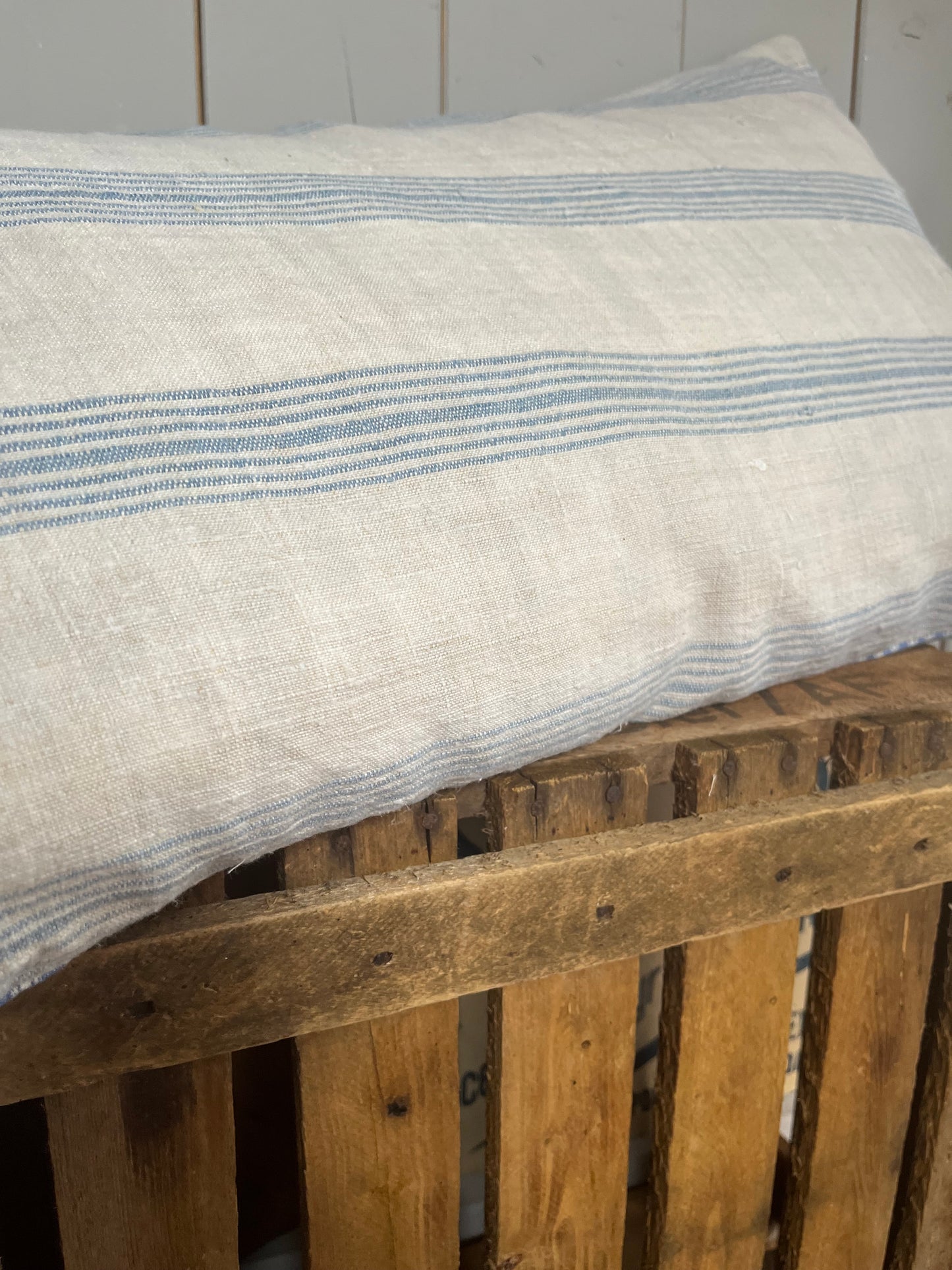 Großes Kissen blau/weiß 70 x 40 aus altem Leinen