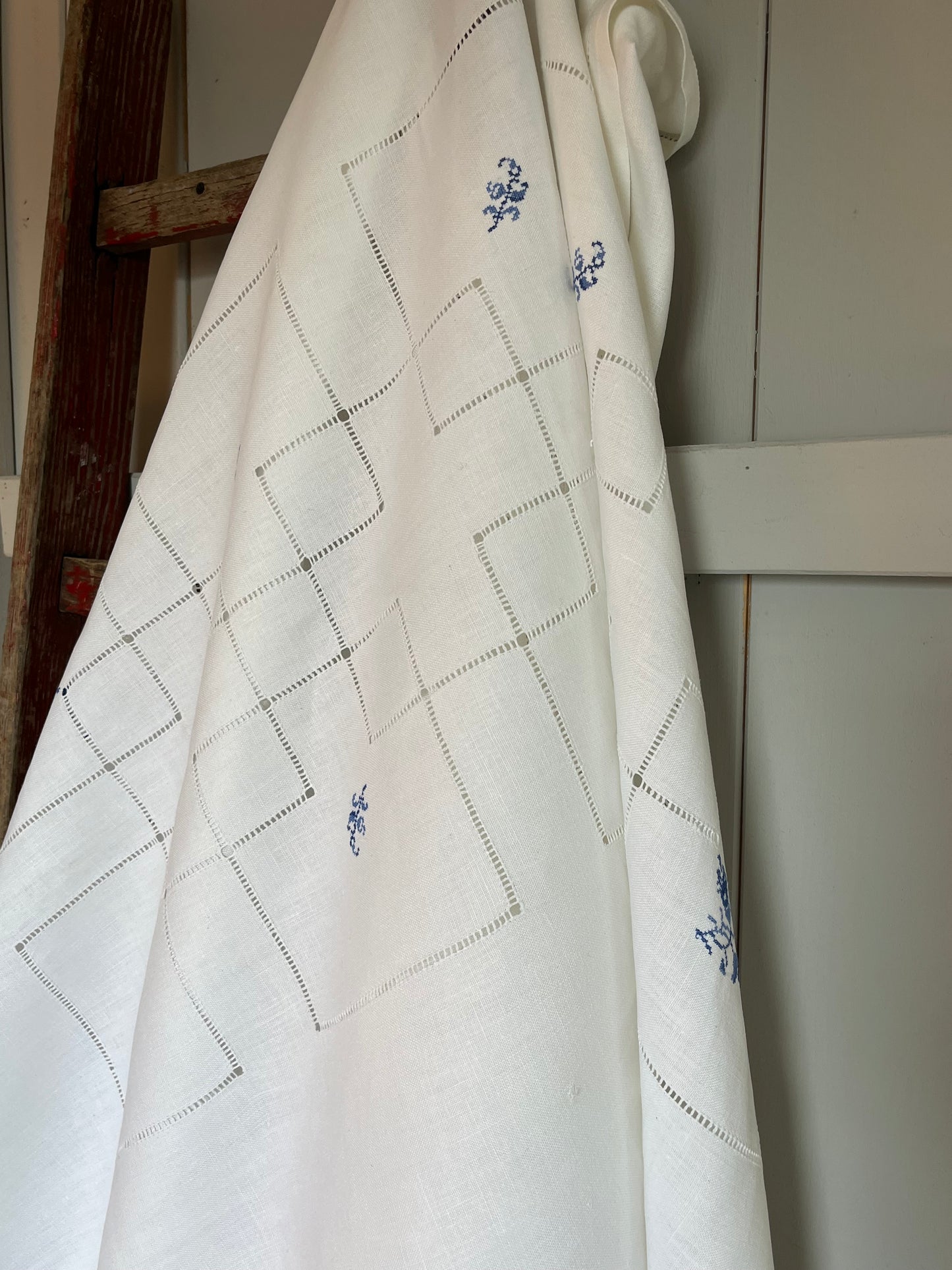 Feine große Tischdecke Leinen mit viel Hohlsaum und blauen gestickten Blüten