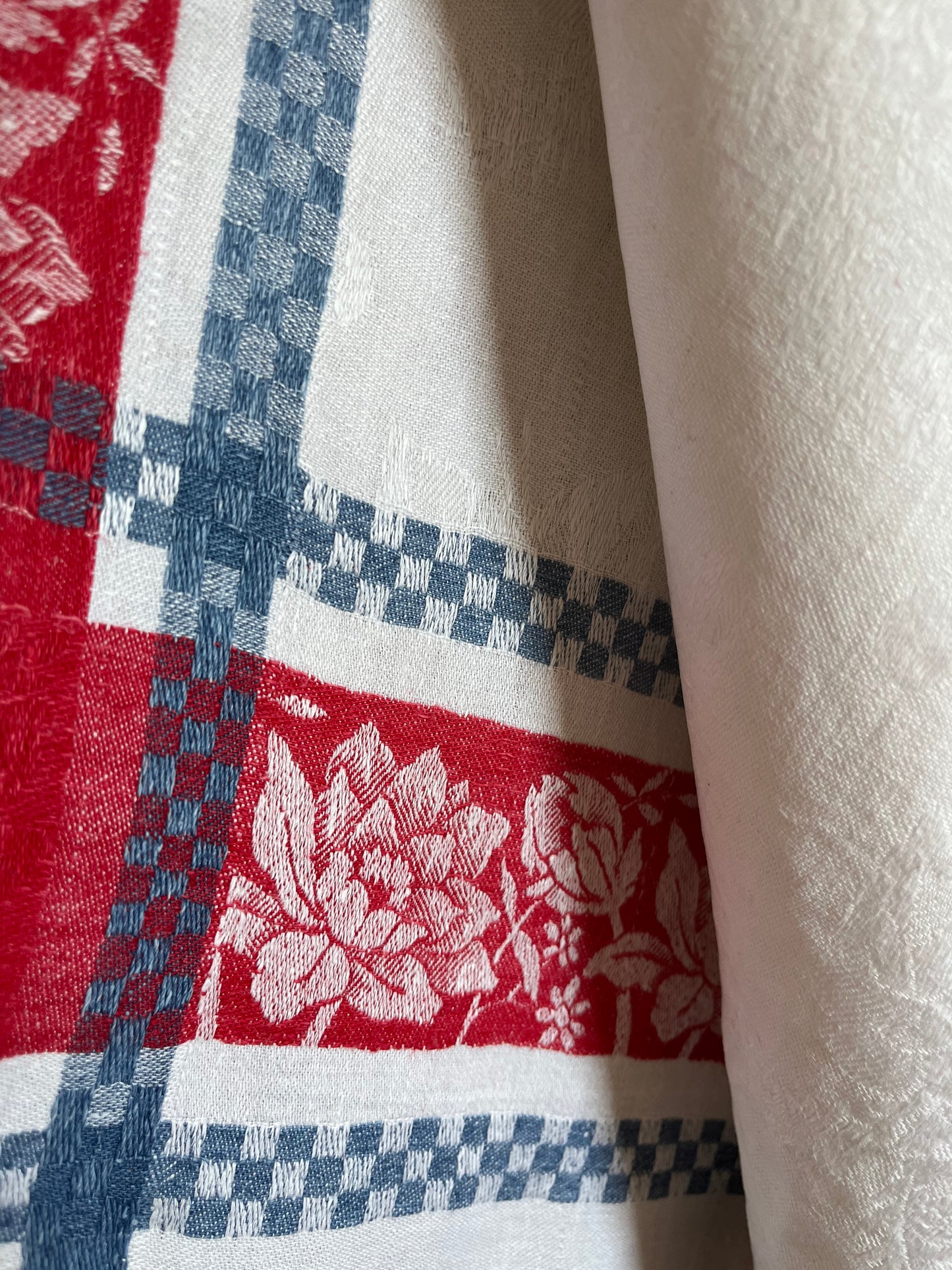 Prachtstück für die Tafel: Leinen Damast Decke in Blau /Weiß/Rot 126 x 126