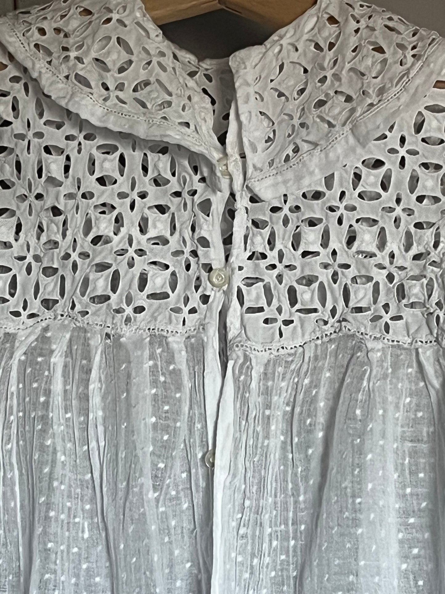 Für Mademoiselle: feines Kleid mit viel Spitze und Spitze