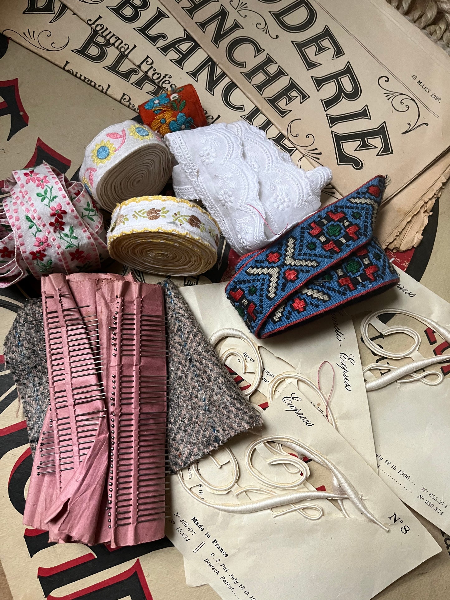 Sammlung Bänder, Stickhefte von 1923, Nadeln und Plumetis Monogrammei
