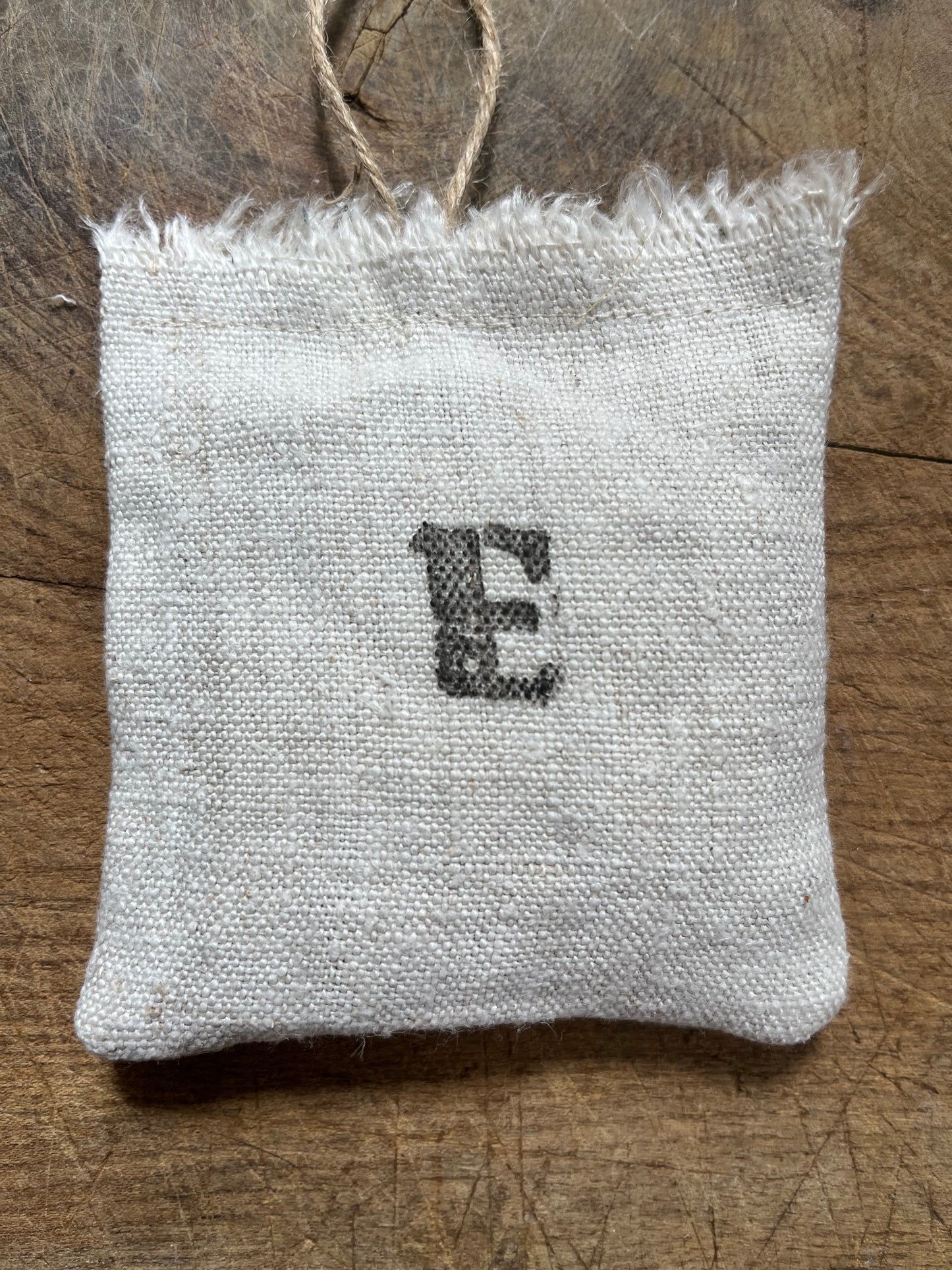 Monogramm Lavendelkissen aus Bauernleinen