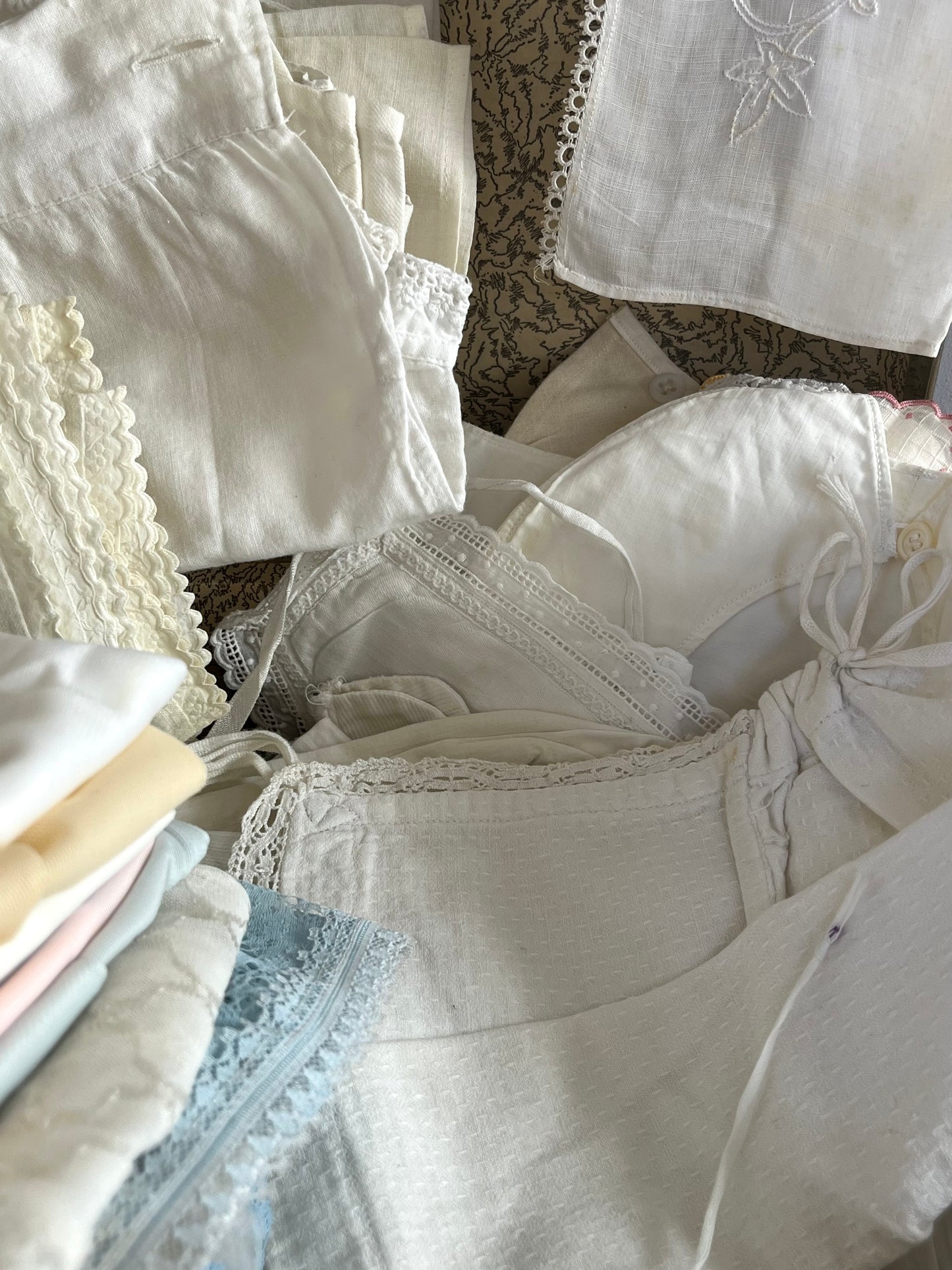 Große Sammlung alte Kinderkleidung in einem Koffer circa 50 Teile aus den 1940er Jahren