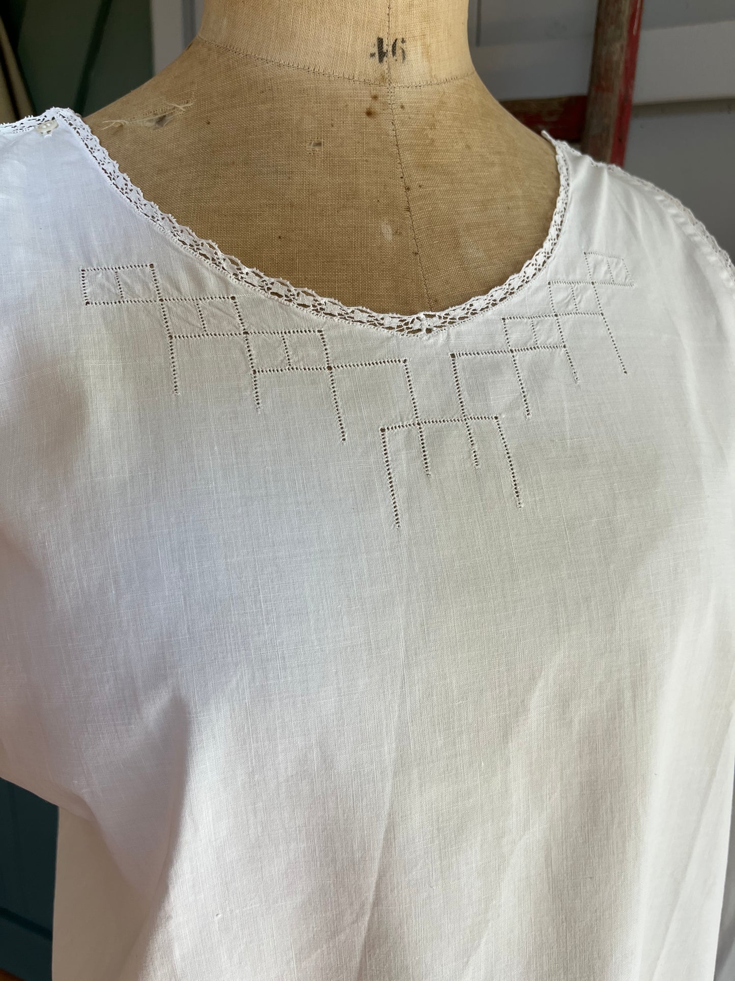 Kleid aus Frankreich mit Spitze und Lochstickerei