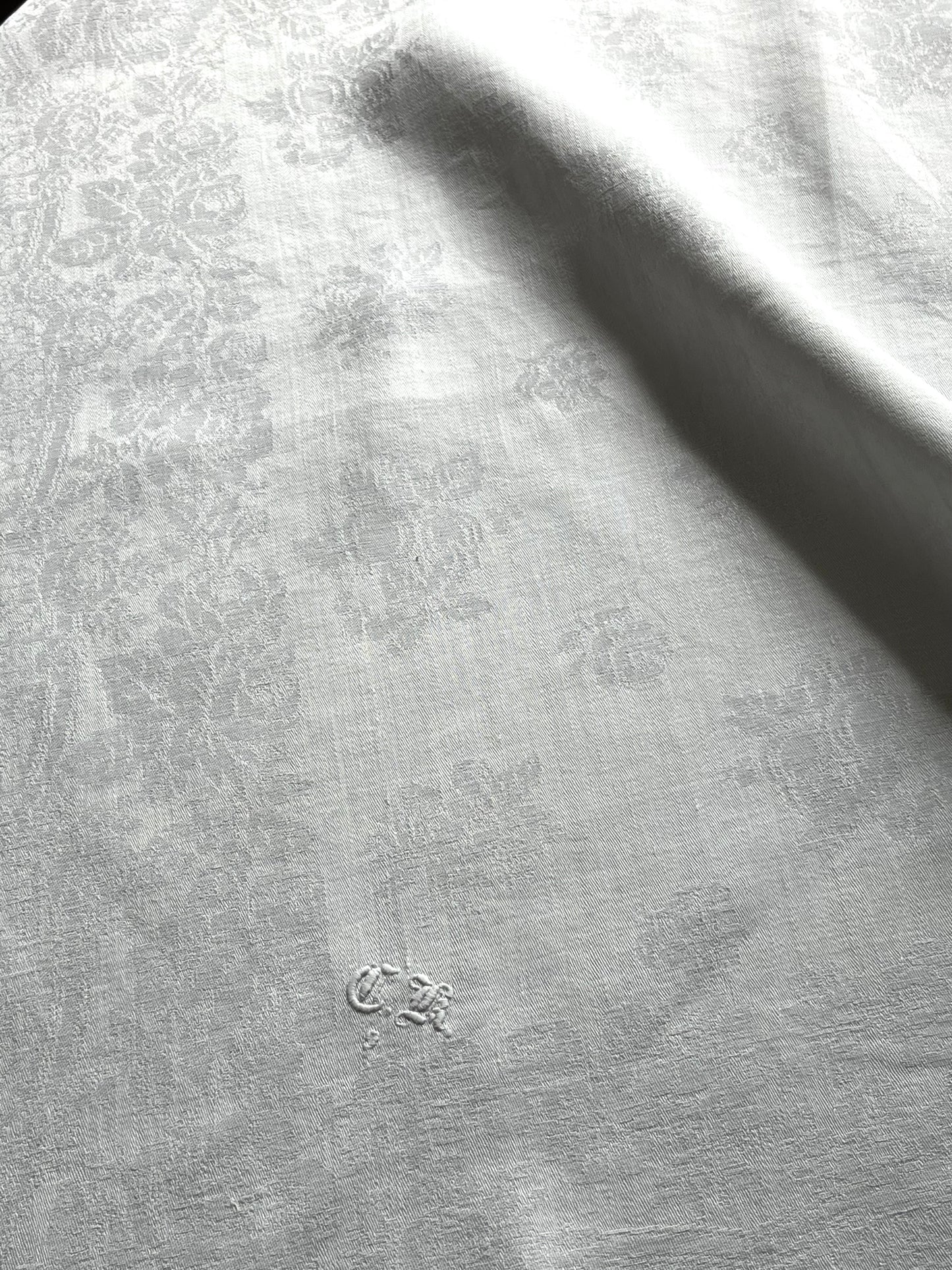 Leinendecke Serviette aus Frankreich mit Prunkdamast und Monogramm