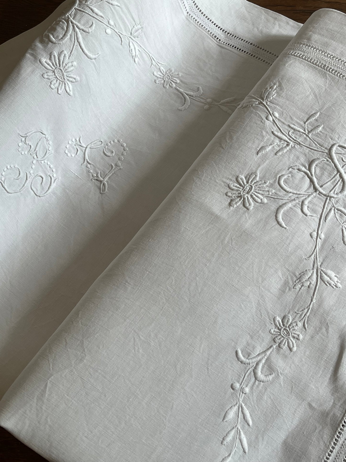 Reich besticktes Leinenkissen aus Frankreich mit Monogramm und Hohlsaum