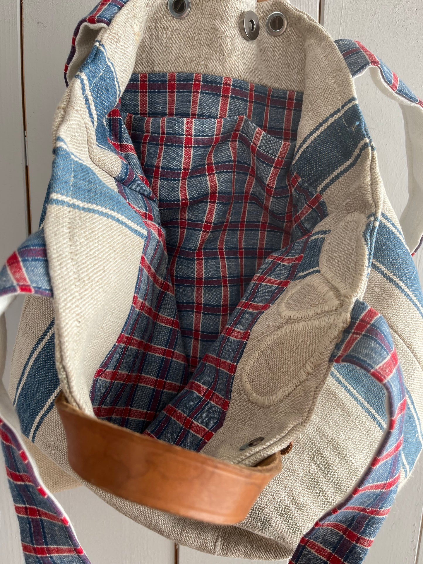 Very Vintage: Große Tasche aus altem Leinensack mit Streifen, Blüten und Aufschrift