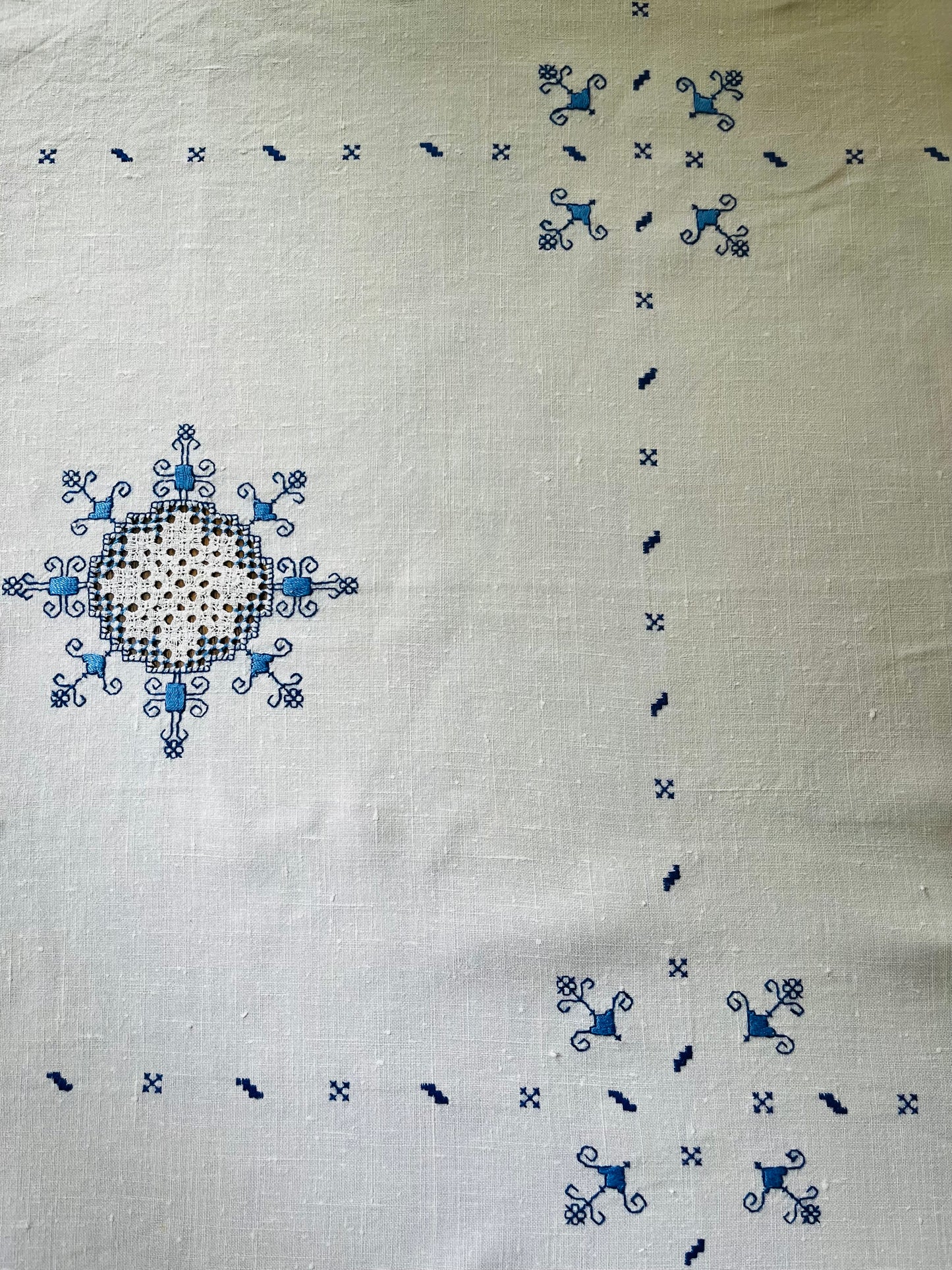 Handarbeit in Blau/Weiß: Leinendecke in bestem Zustand 135 x 130