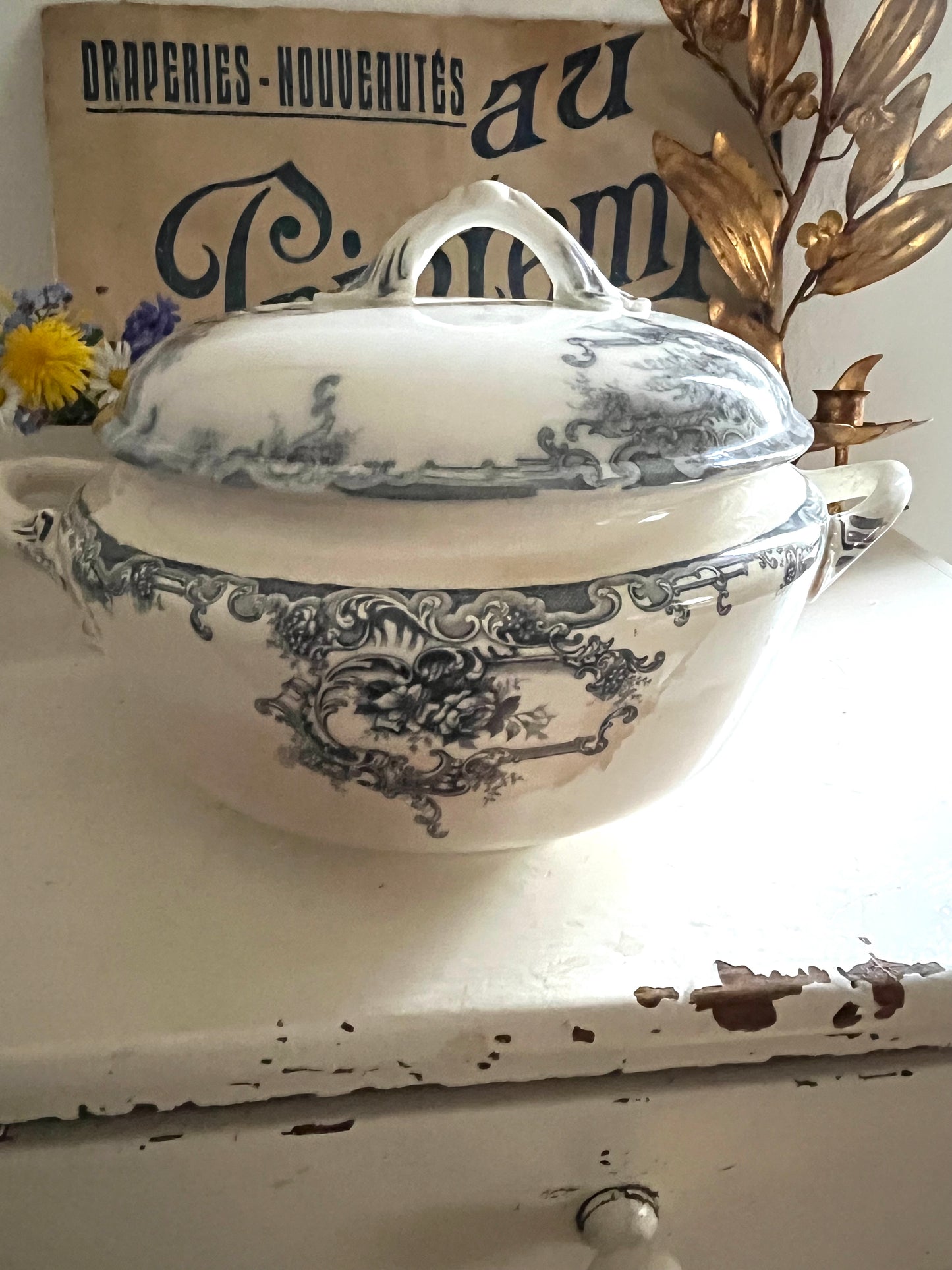 Alte schwere französische Soupiere mit Patina
