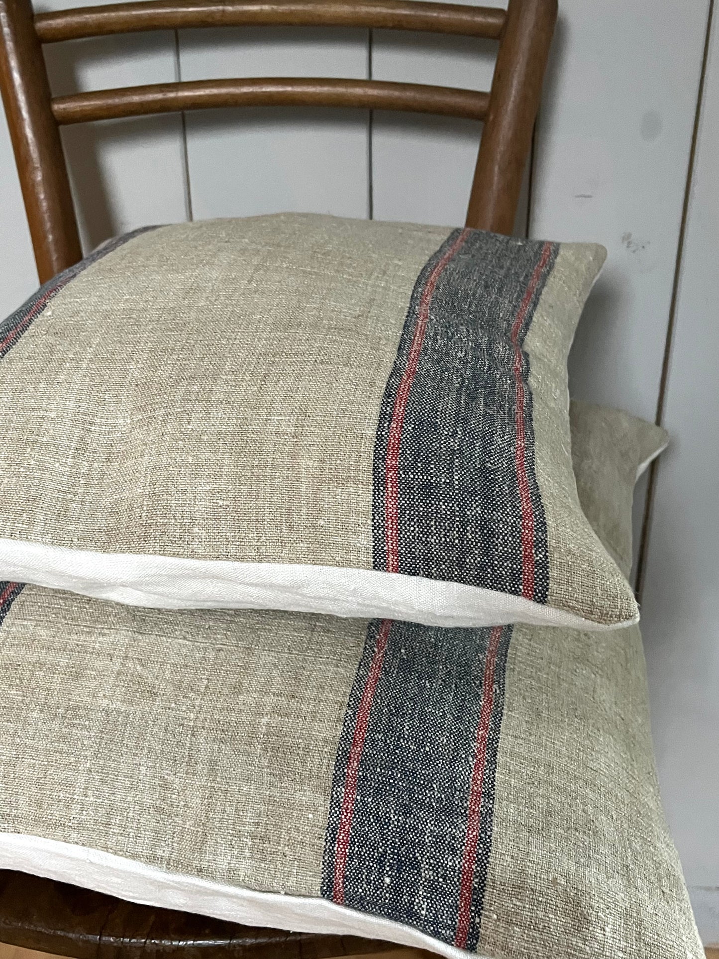 Blau/Rot gestreift: Vintage Kissen aus altem Leinensack 50 x 50