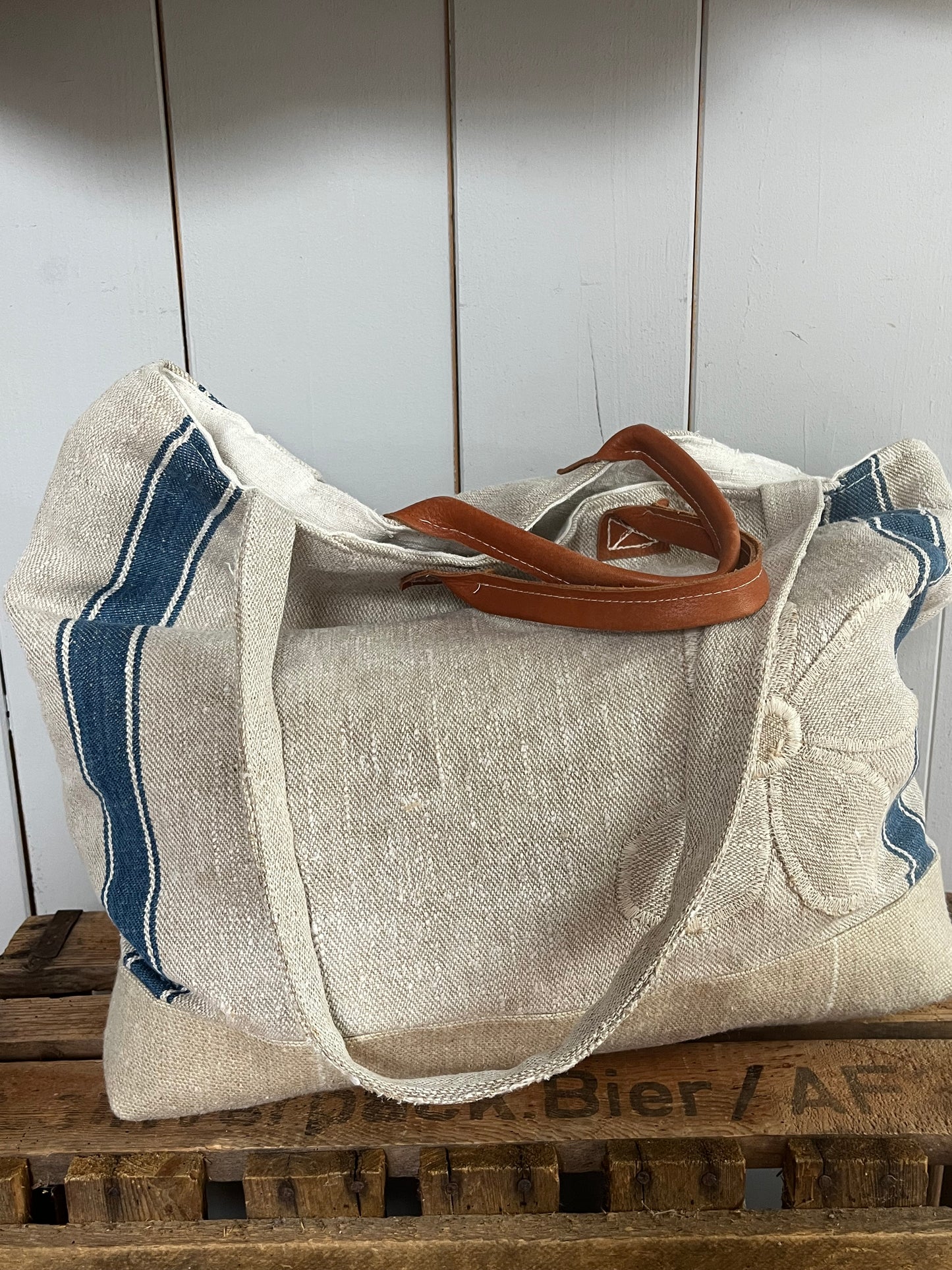 Very Vintage: Große Tasche aus altem Leinensack mit Streifen und Blüten