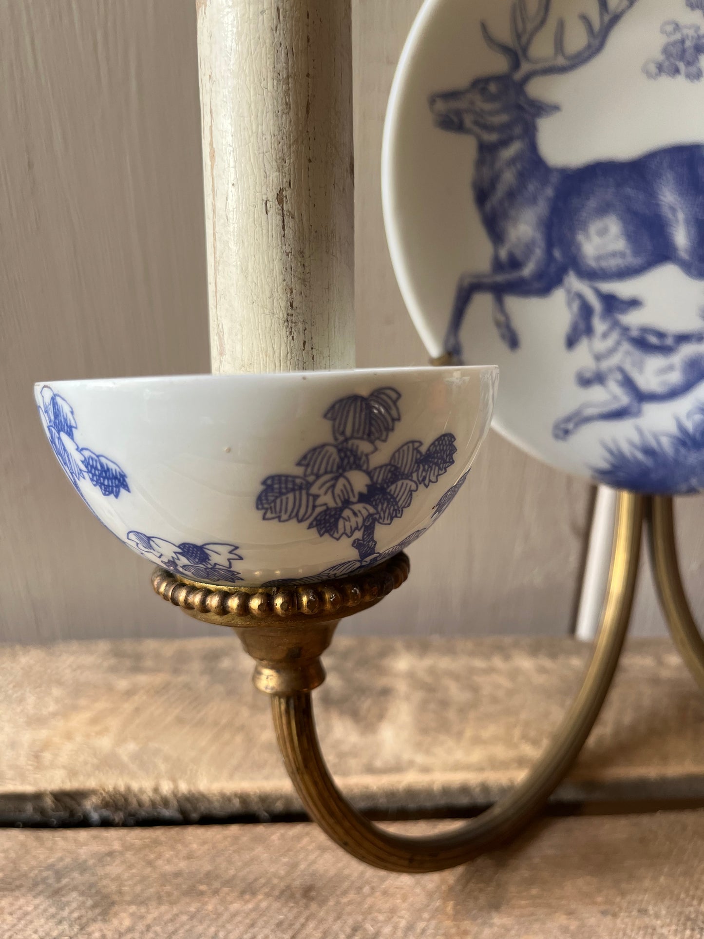 Seltene Wandlampe mit Hirschmotiv auf Porzellan aus Frankreich