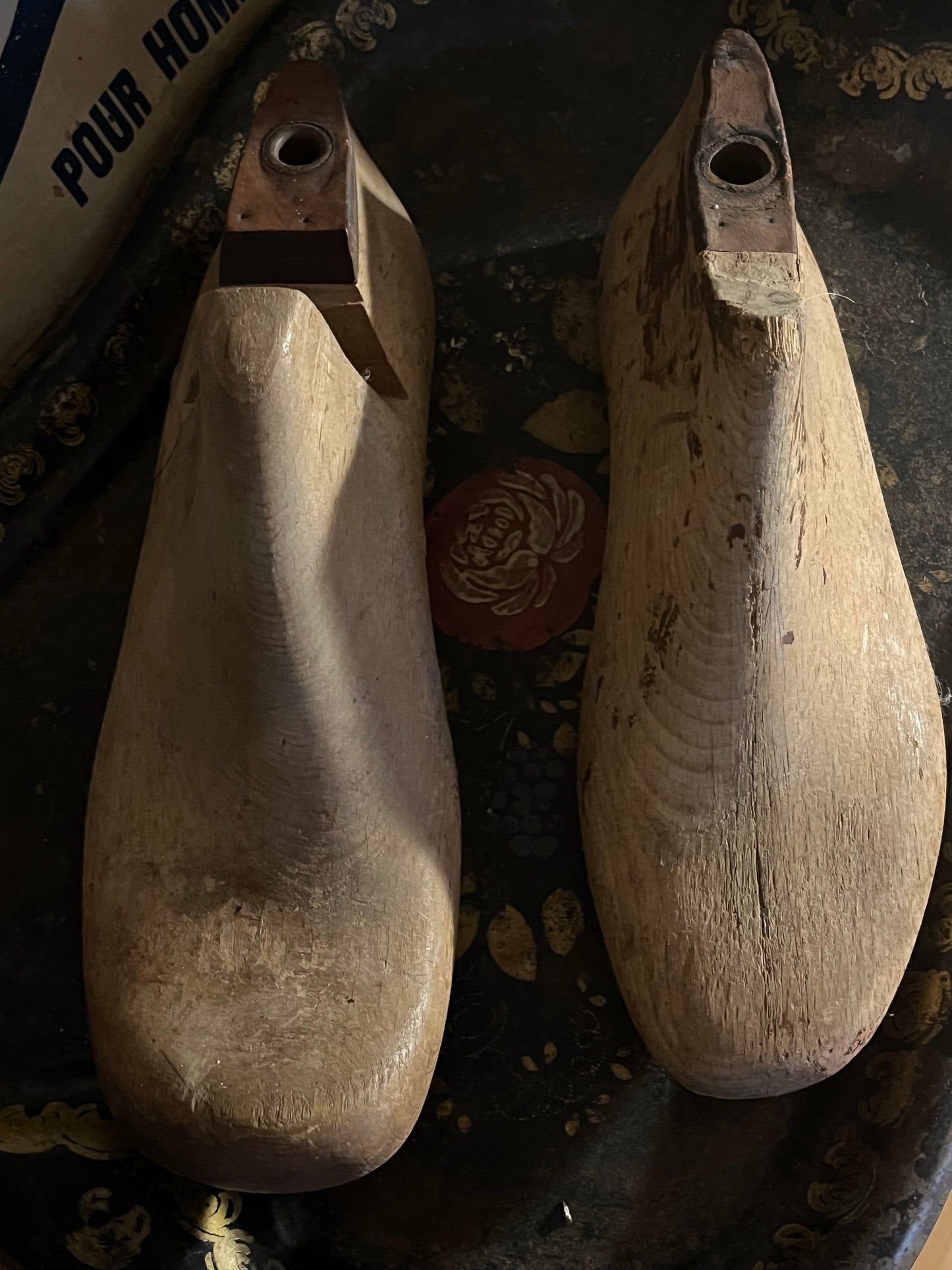 2 große, schwere Holz-Schuhleisten aus Belgien