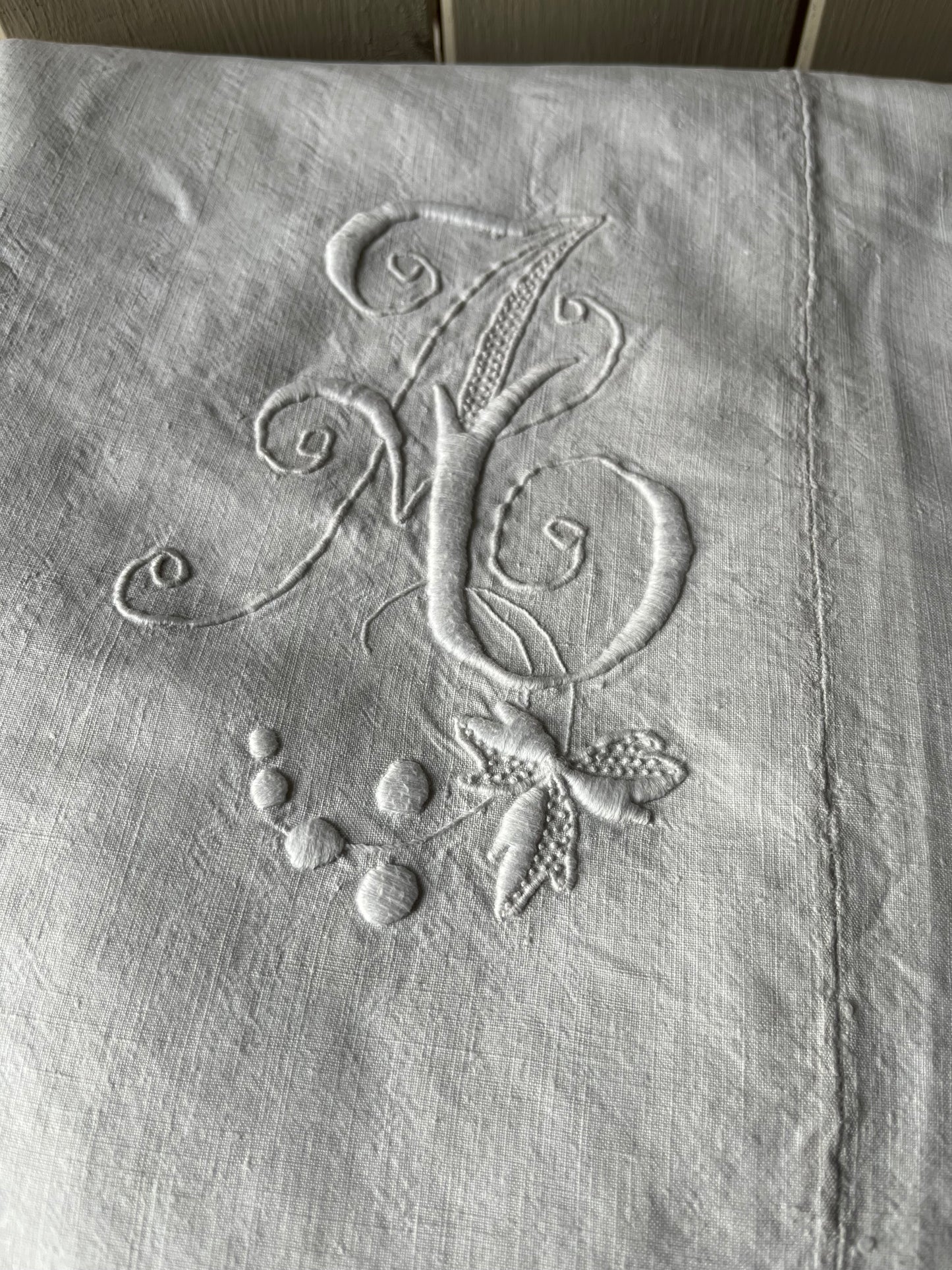 XL Leinen Laken aus Frankreich mit großem Monogramm und Hohlsaum