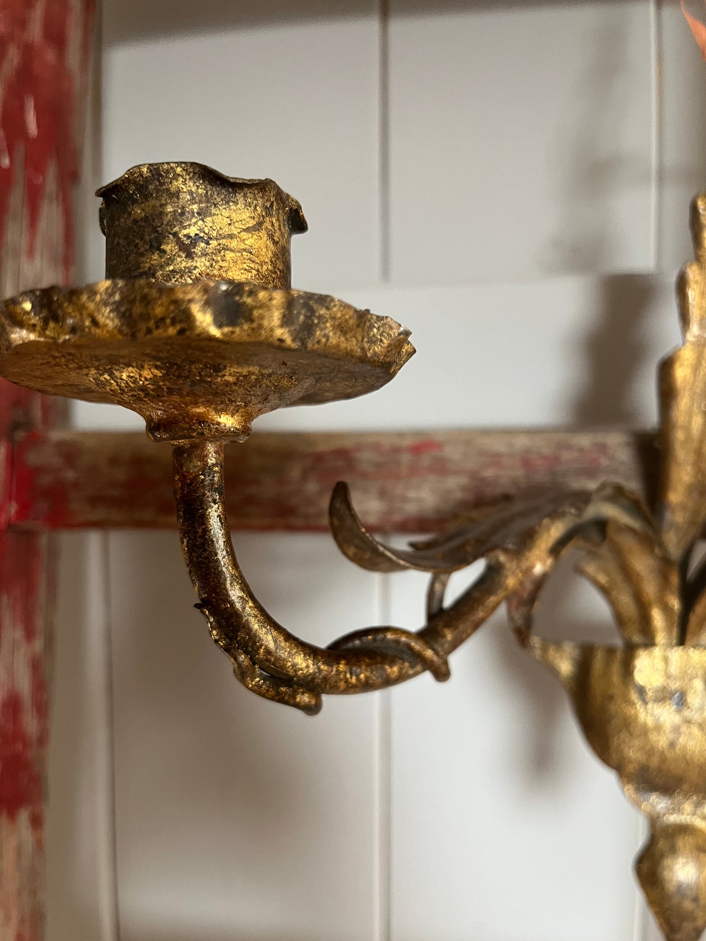 Vintage Wandlampe aus Frankreich mit Kerzenhaltern und Blätter-Ornamenten in Antikgold