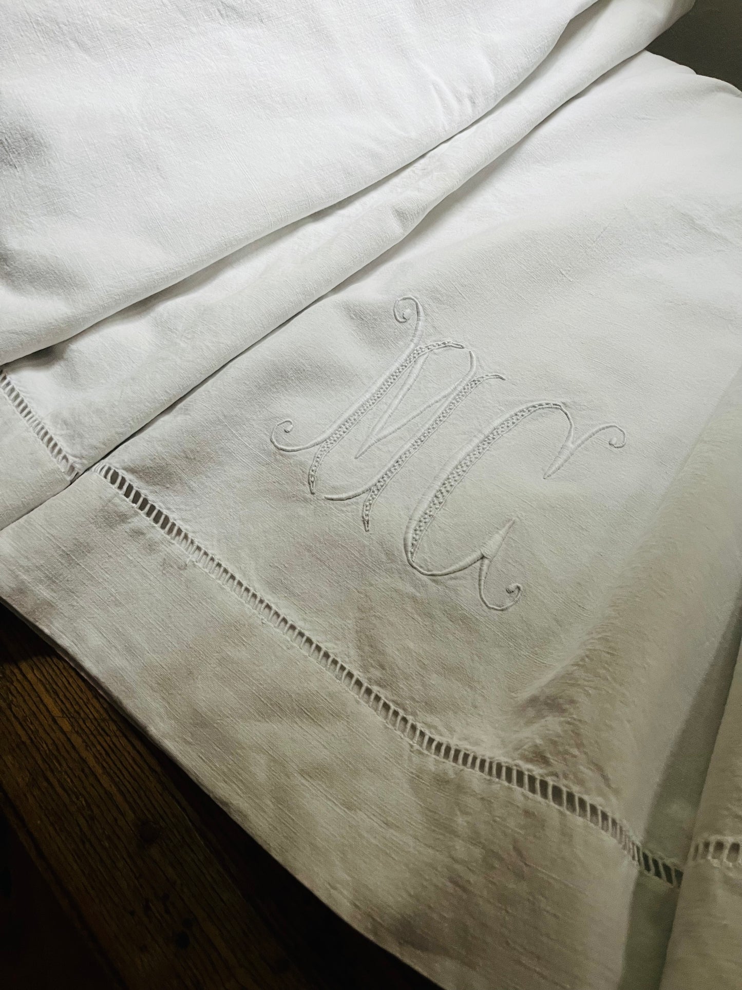 Schwergewicht mit großem Monogramm: XL Überschlaglaken aus Frankreich