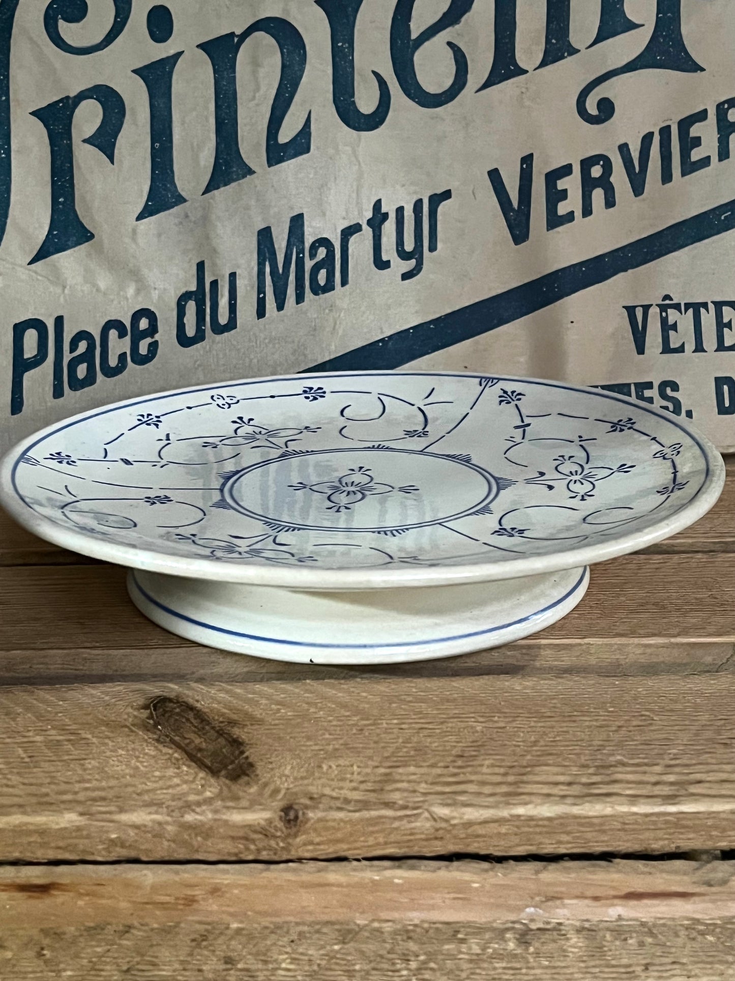 Bildschöne Etagere Belgien mit Streublumen Blau/Weiß