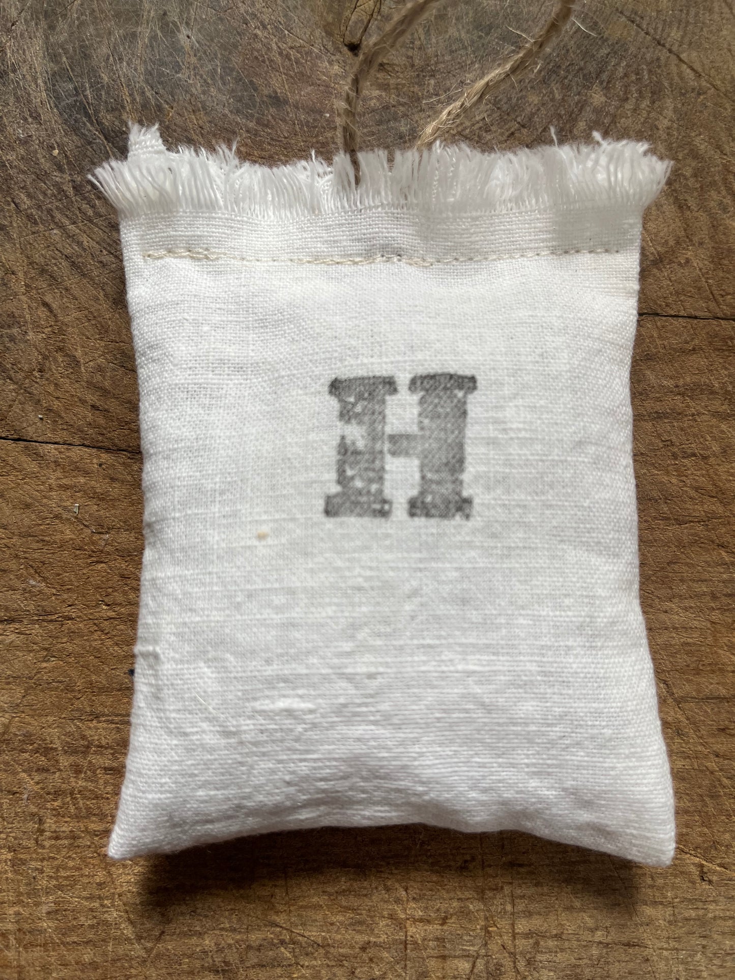 Monogramm Lavendelkissen aus Bauernleinen