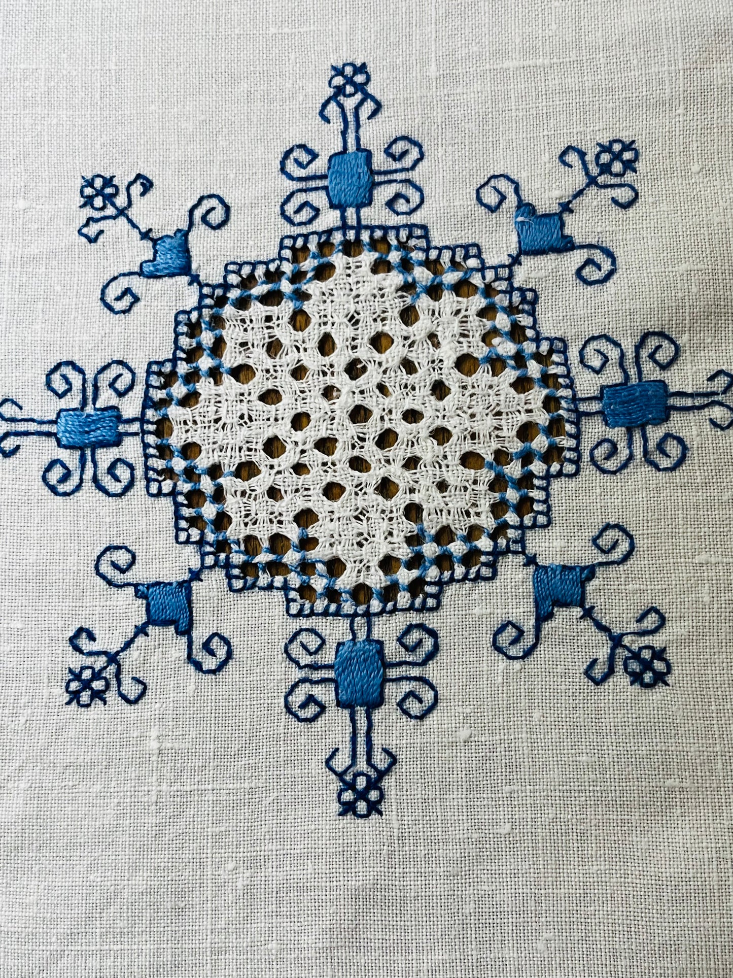 Handarbeit in Blau/Weiß: Leinendecke in bestem Zustand 135 x 130