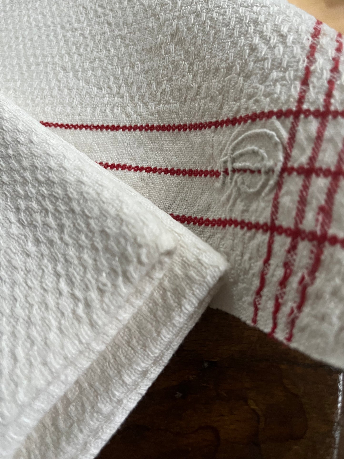 Großes Tuch aus Bauern Leinen mit Struktur 98 × 43 cm, Monogramm und rote Streifen