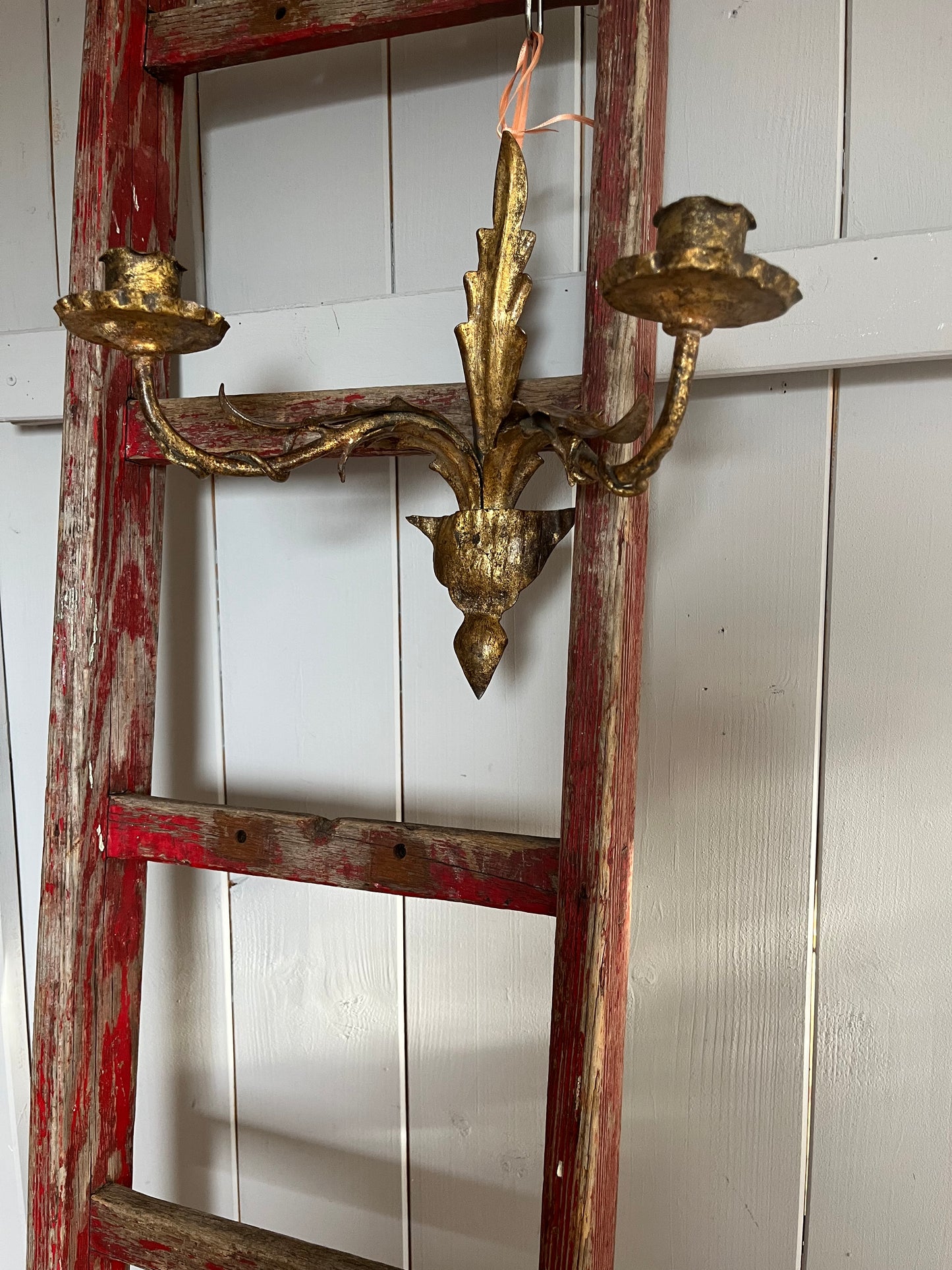 Vintage Wandlampe aus Frankreich mit Kerzenhaltern und Blätter-Ornamenten in Antikgold