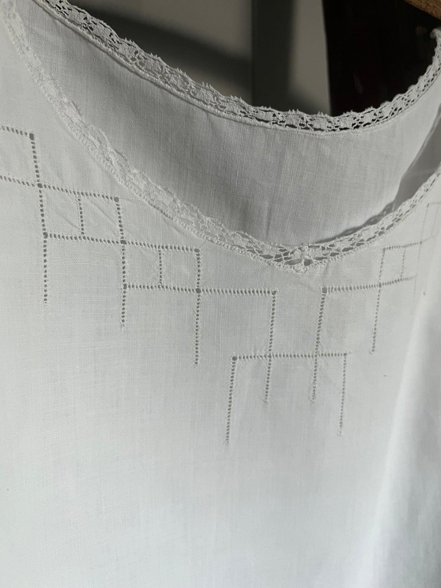 Kleid aus Frankreich mit Spitze und Lochstickerei
