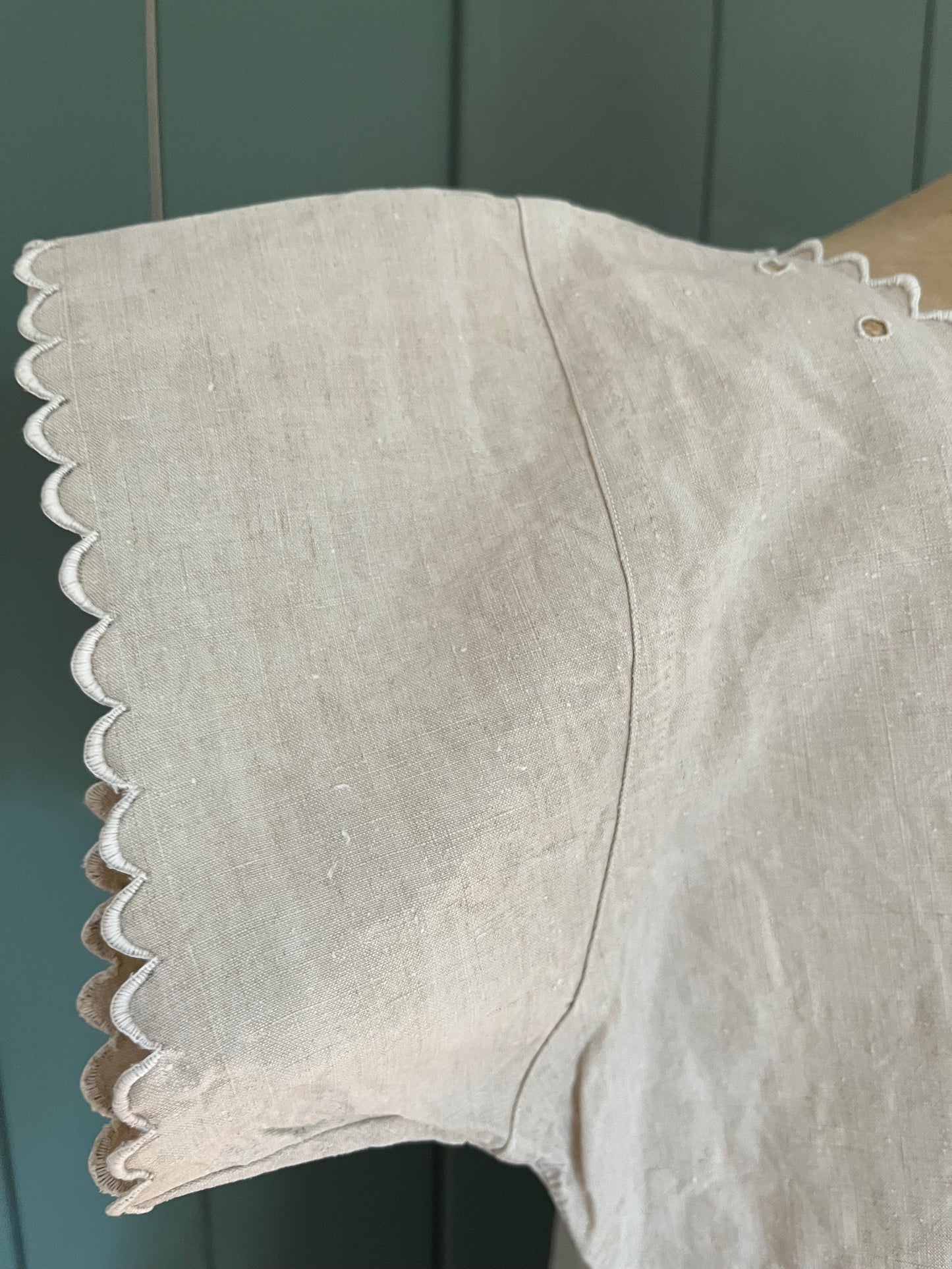 altes Leinenkleid aus Frankreich, Naturfarben, mit Bogenkante und Lochstickerei.
