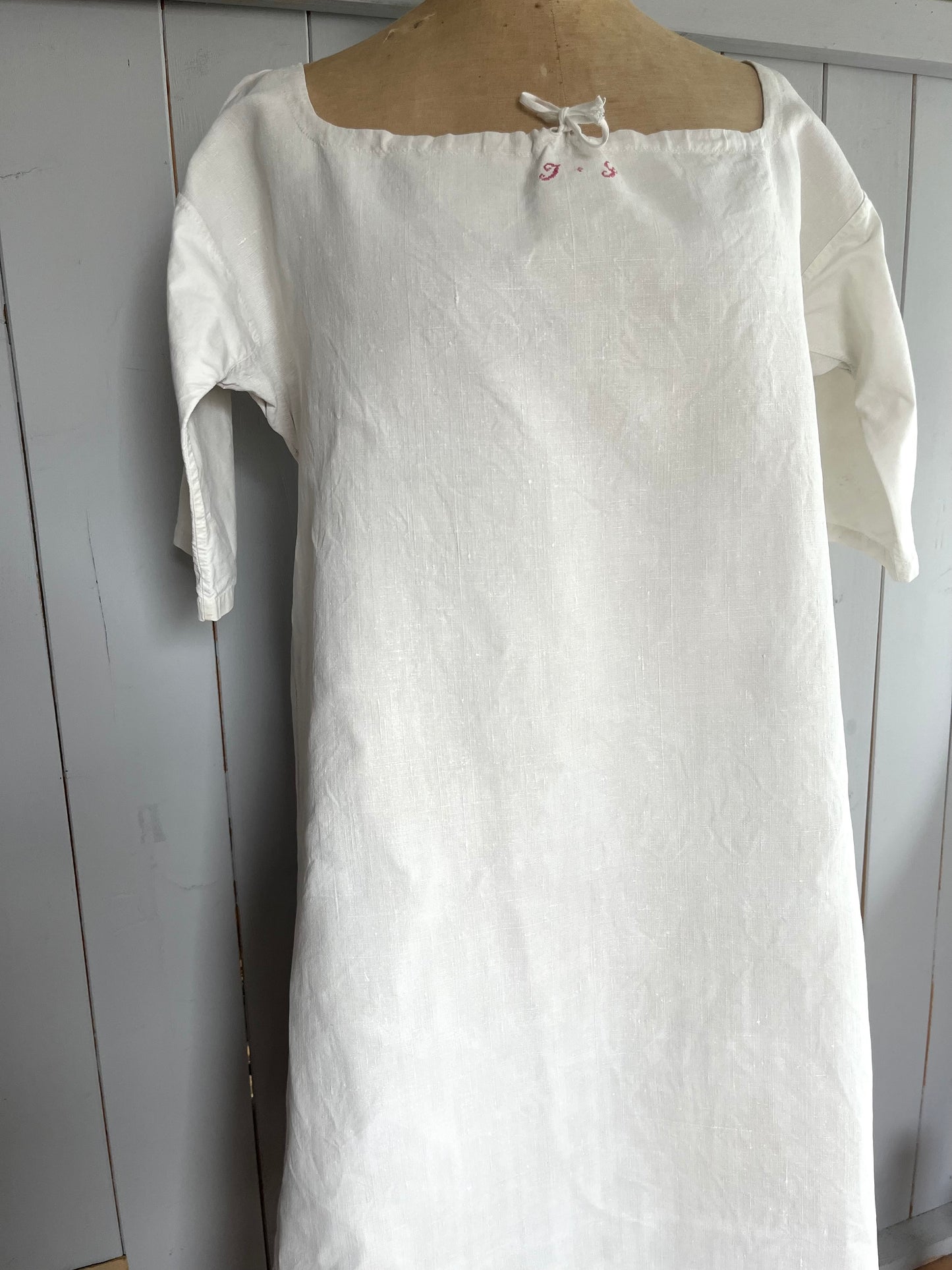 Altes, französisches Kleid mit Monogramm, sattes Leinen, L