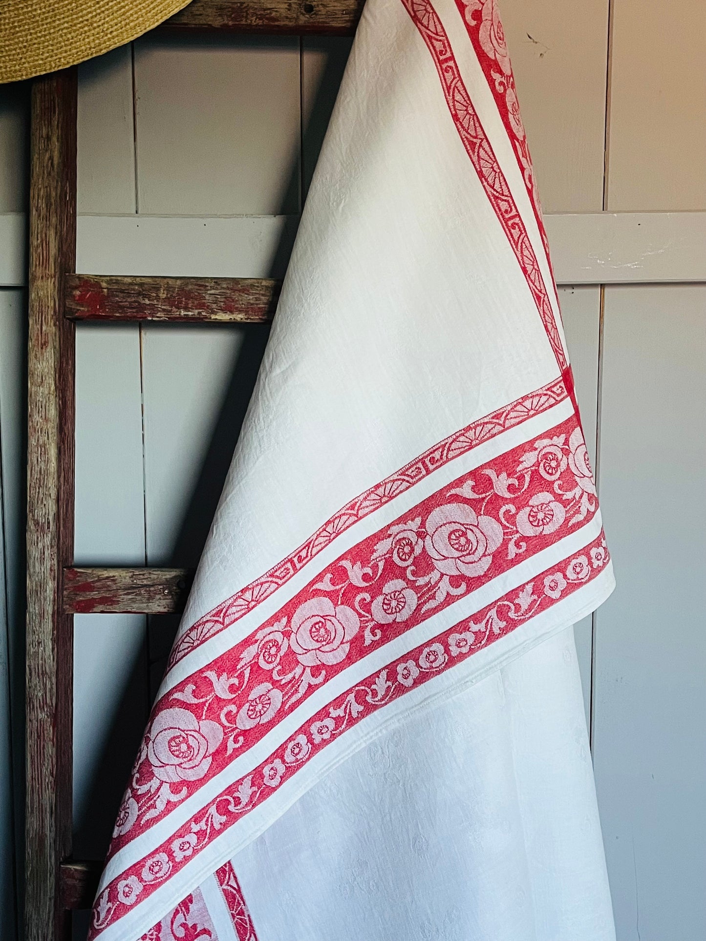Französische Damastdecke Rot/Weiß 155 x 130